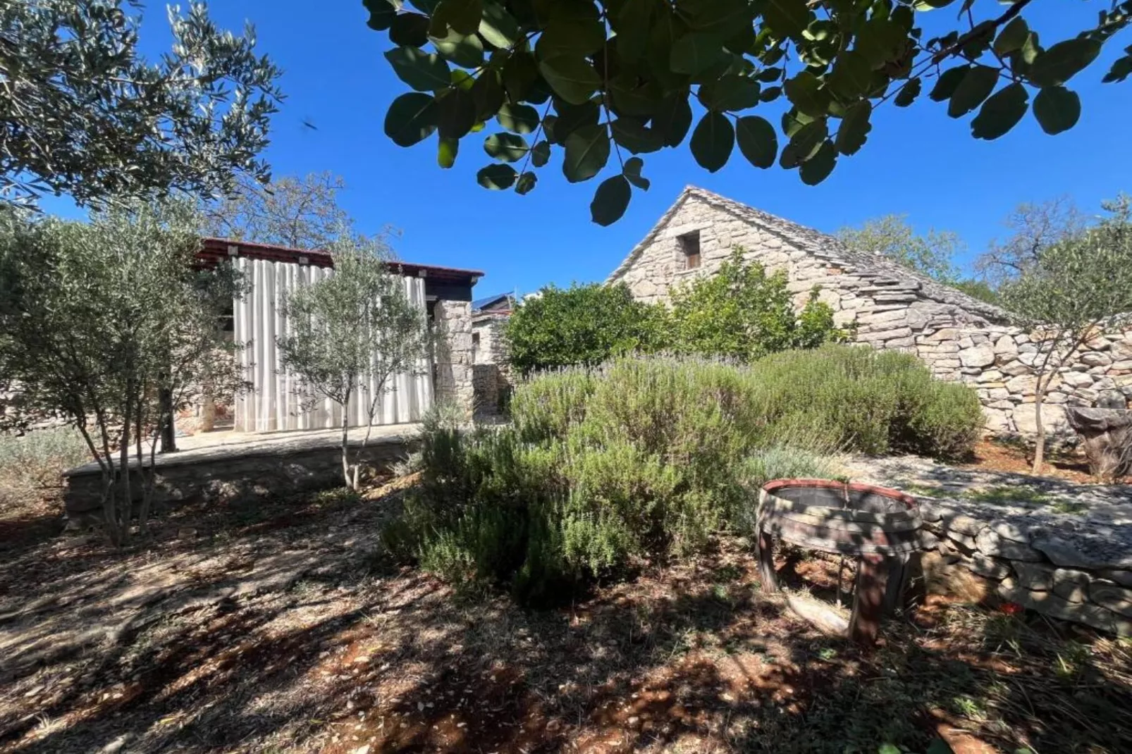 Romantic Stone House and Yard Near Stunning Beach - Two Bedroom Holiday Holiday Home  with  Patio and Terrace-Buitenlucht