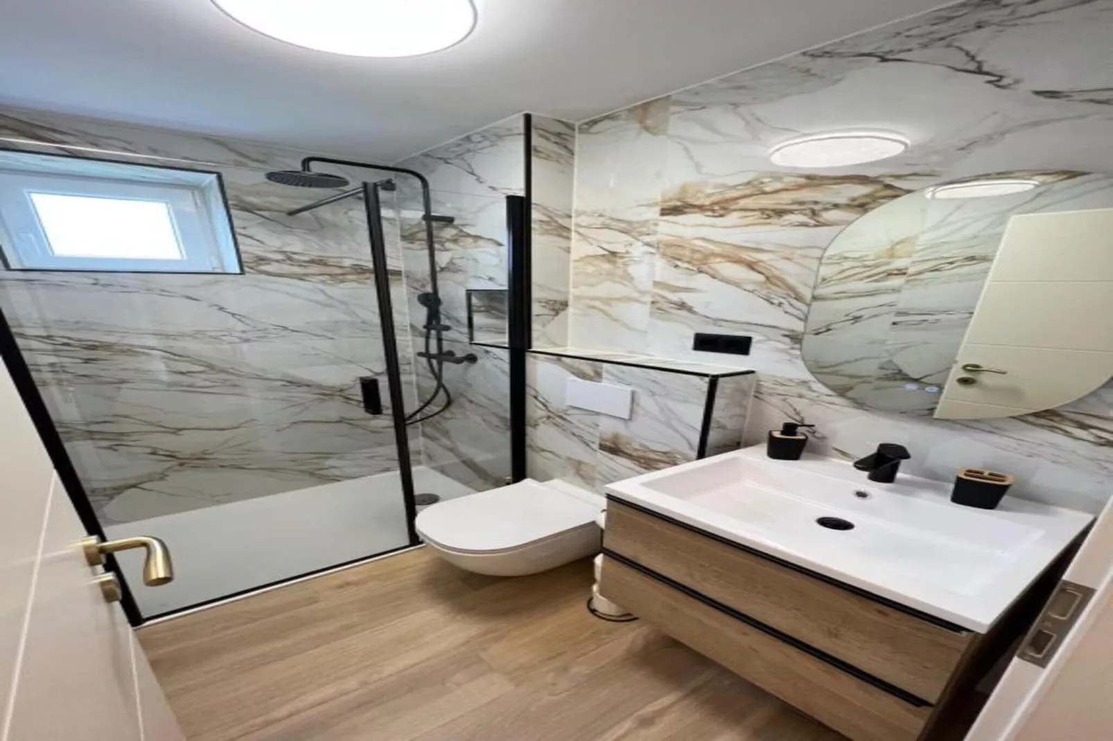 Four-Bedroom Apartment With Sea View-Badkamer