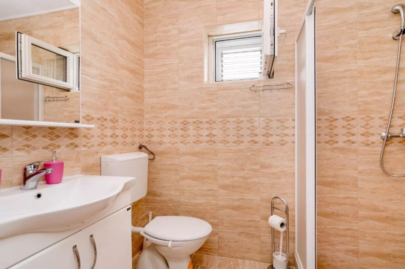 Tranquil Retreat with Private Pool in Lustica Bay - One Bedroom Apartment with Balcony and Sea View 2-Badkamer