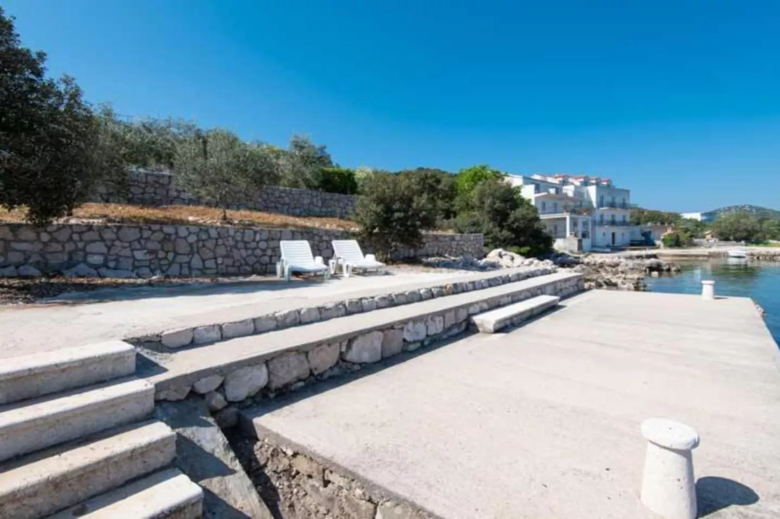 Spacious and Cozy Seafront Apartments - One Bedroom Apartment with Terrace and Sea View-Buitenlucht