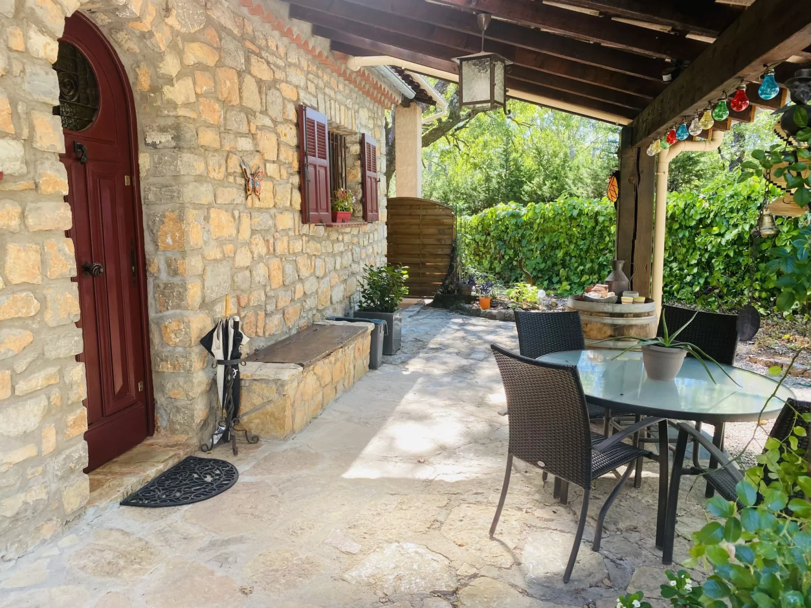 Les Pierres Fleuries-Buiten