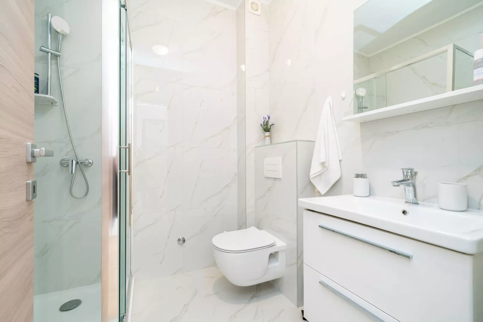 Apartment Zoric - Two Bedroom Apartment with Balcony-Badkamer