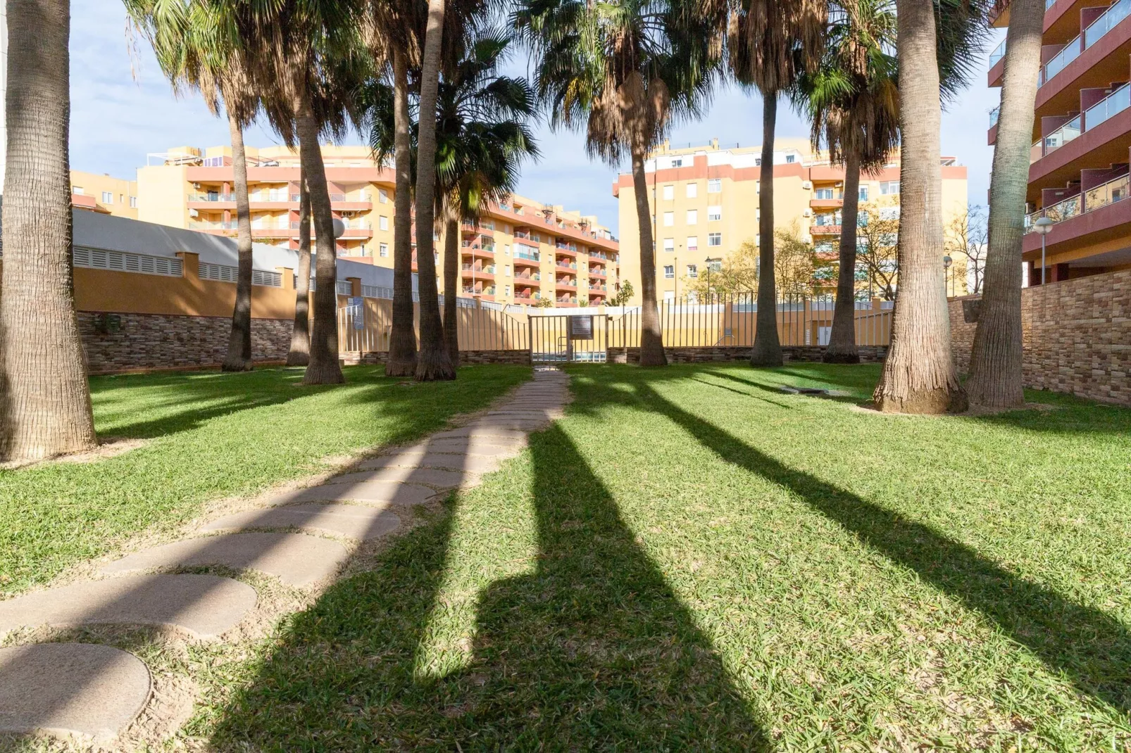 CT 386 AL - Faro's Roquetas Beach Apartment-Tuinen zomer