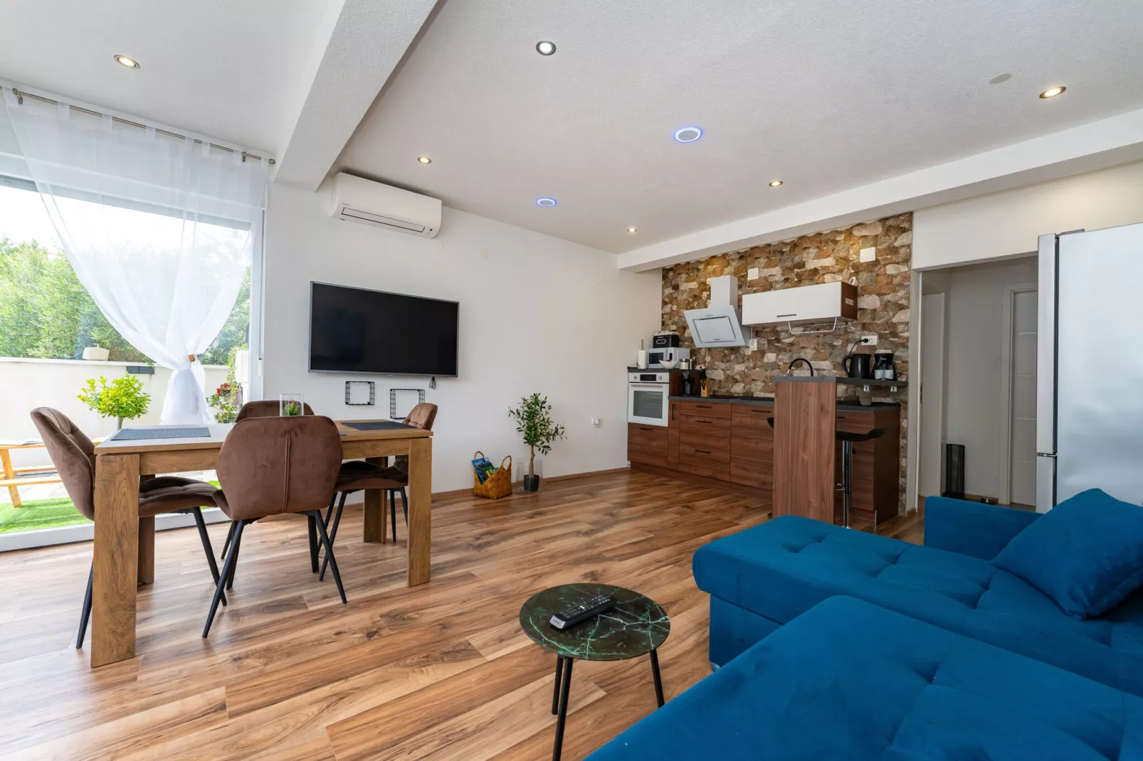 Apartment Nikita with private pool-Eetkamer