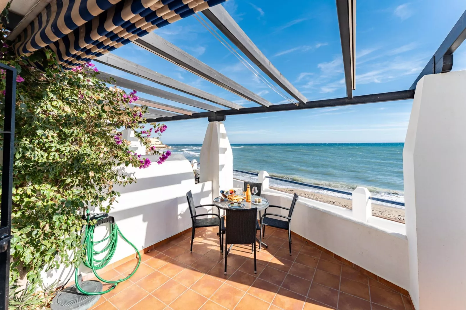 CT 401 - Faro's Beachfront Apartment in Calahonda-Terrasbalkon