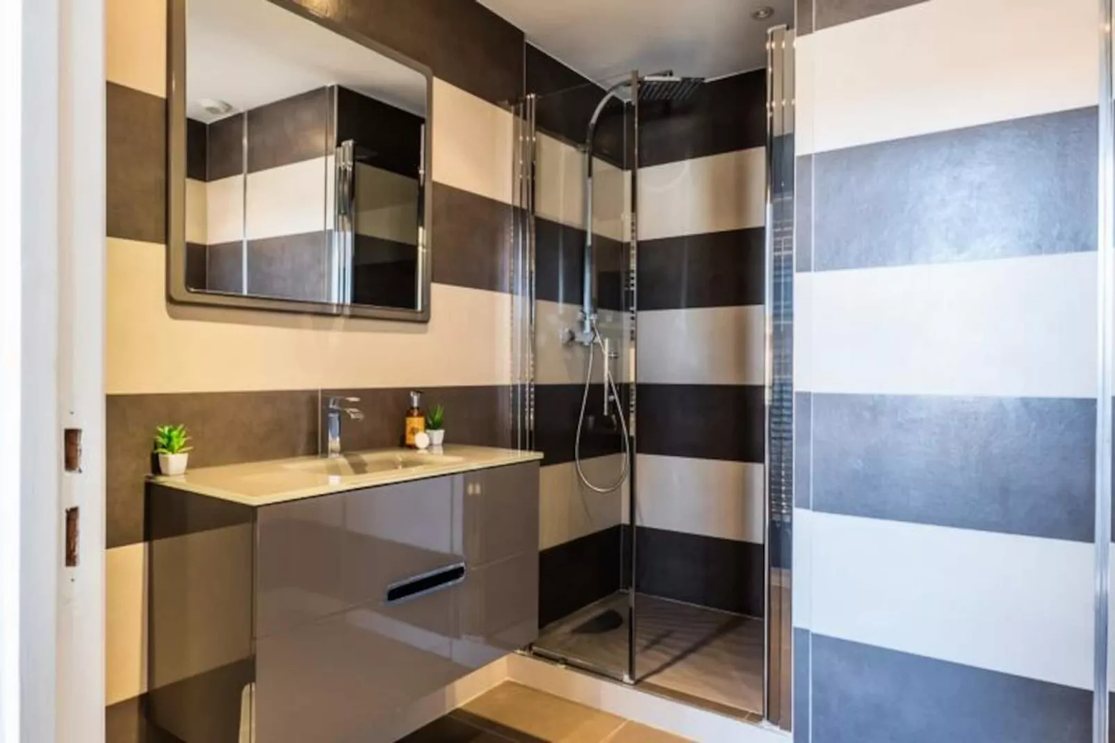 Résidence 3 Pièces Rue D’antibes à Deux Pas Du Palais Des Festivals-Niet-getagd