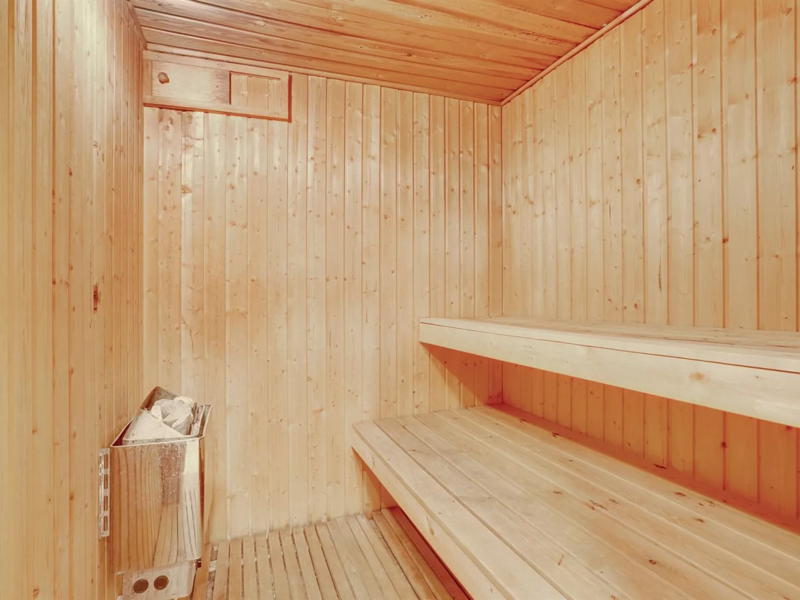 "Rahild" - 2km to the fjord-Binnen