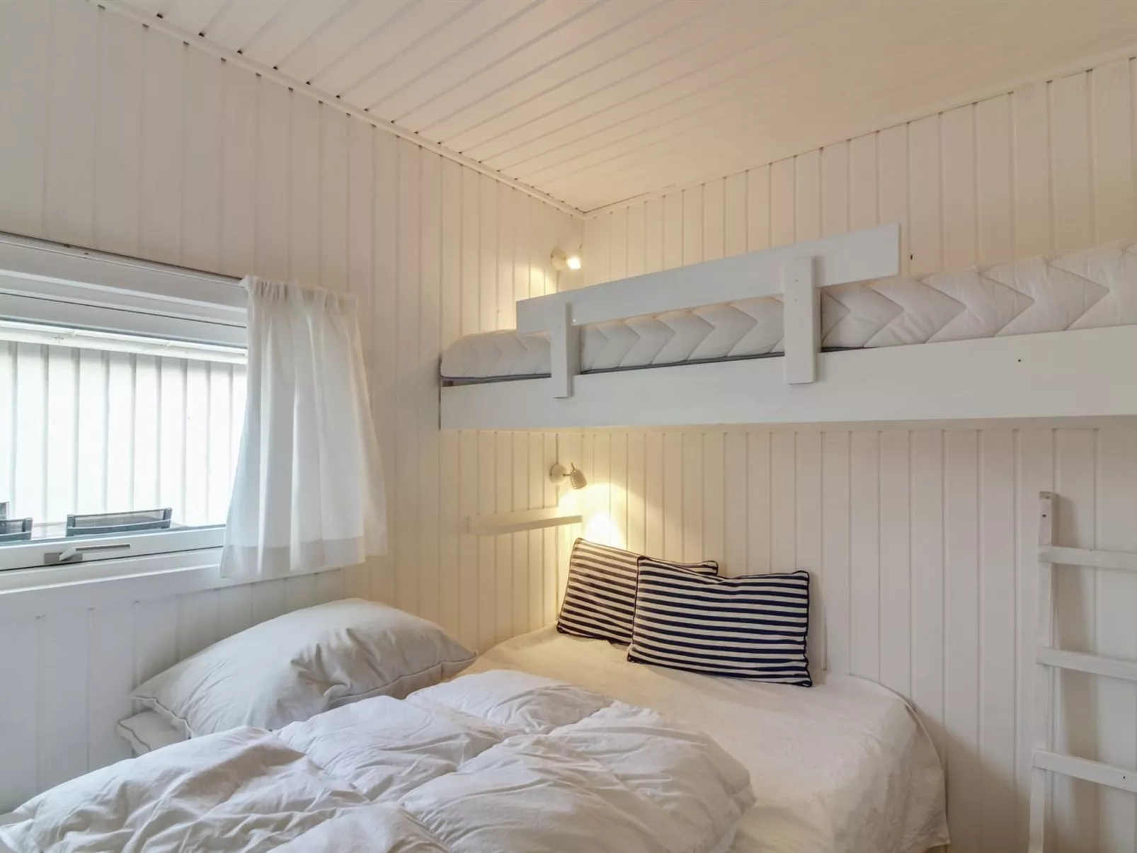 "Rutha" - 45m from the sea-Binnen