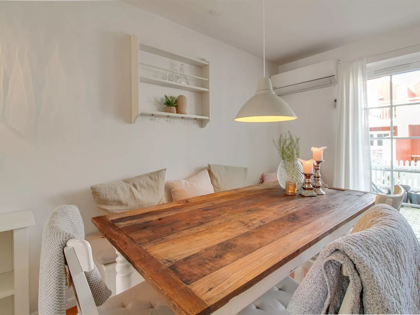 "Vinny" - 1.2km from the sea-Binnen