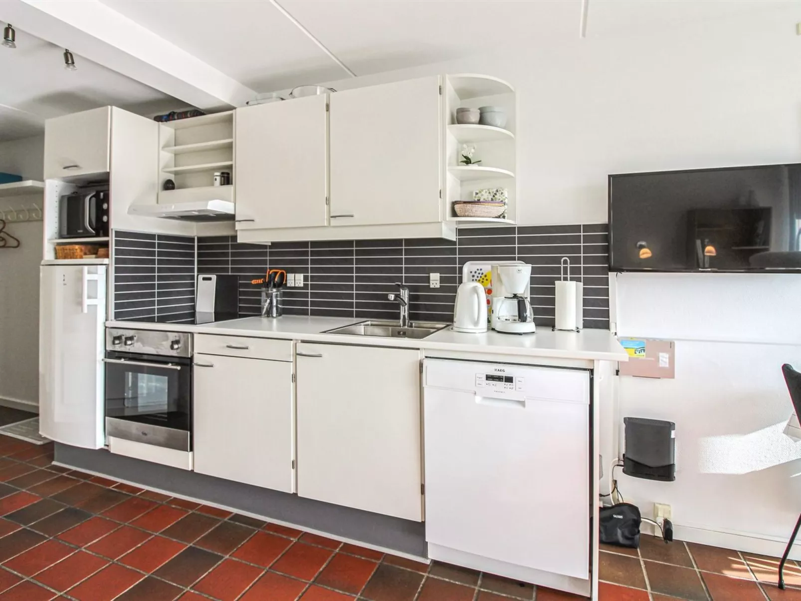 "Iliane" - 100m from the sea-Binnen