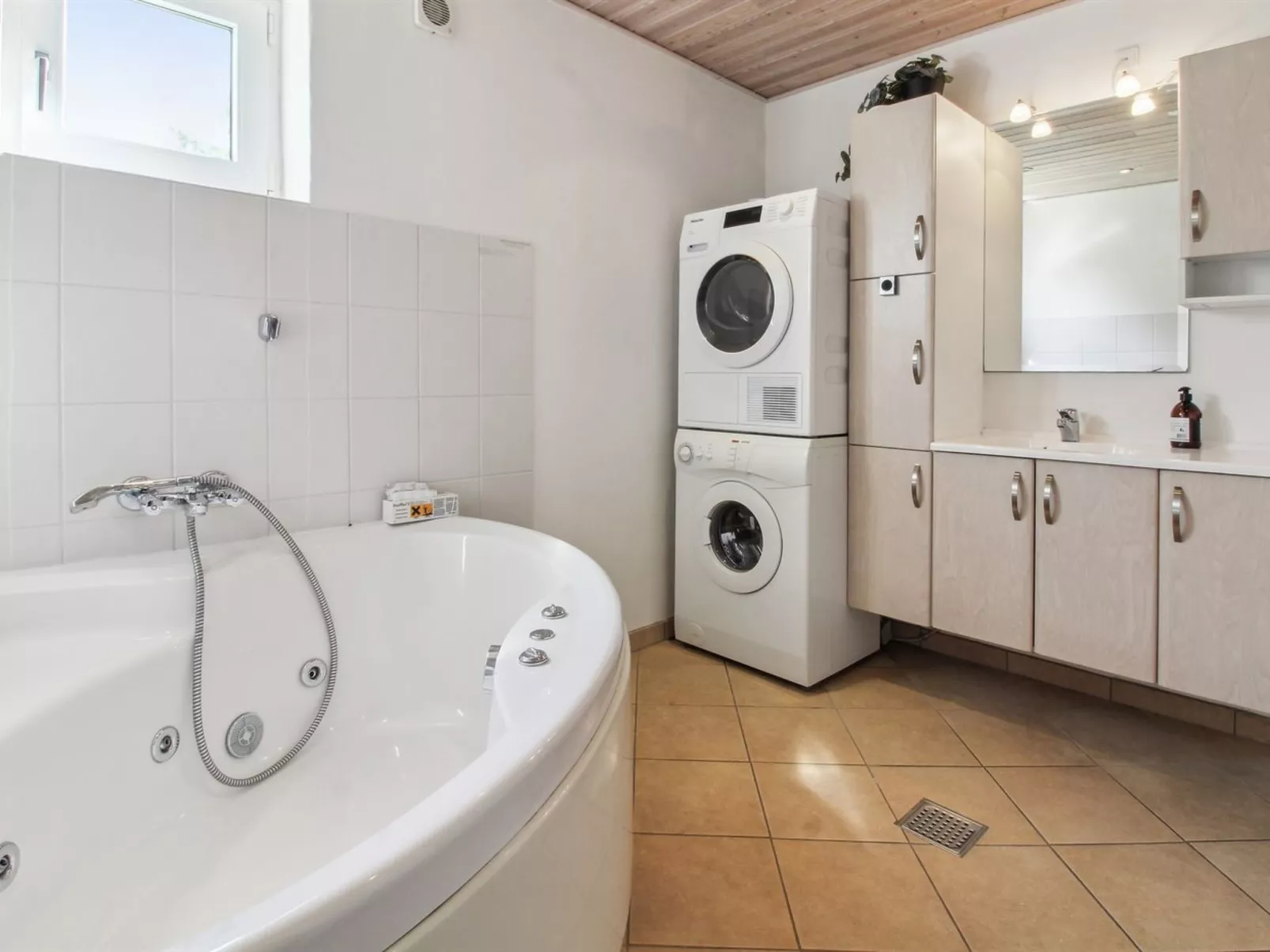 "Rea" - 5km from the sea-Binnen