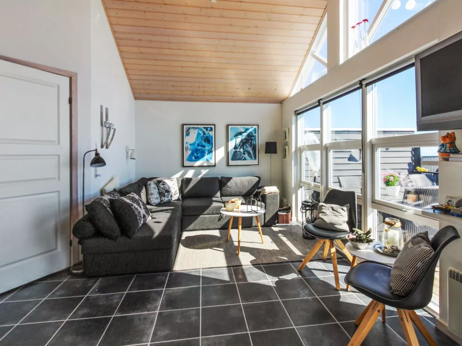 "Grim" - 5m from the sea-Binnen