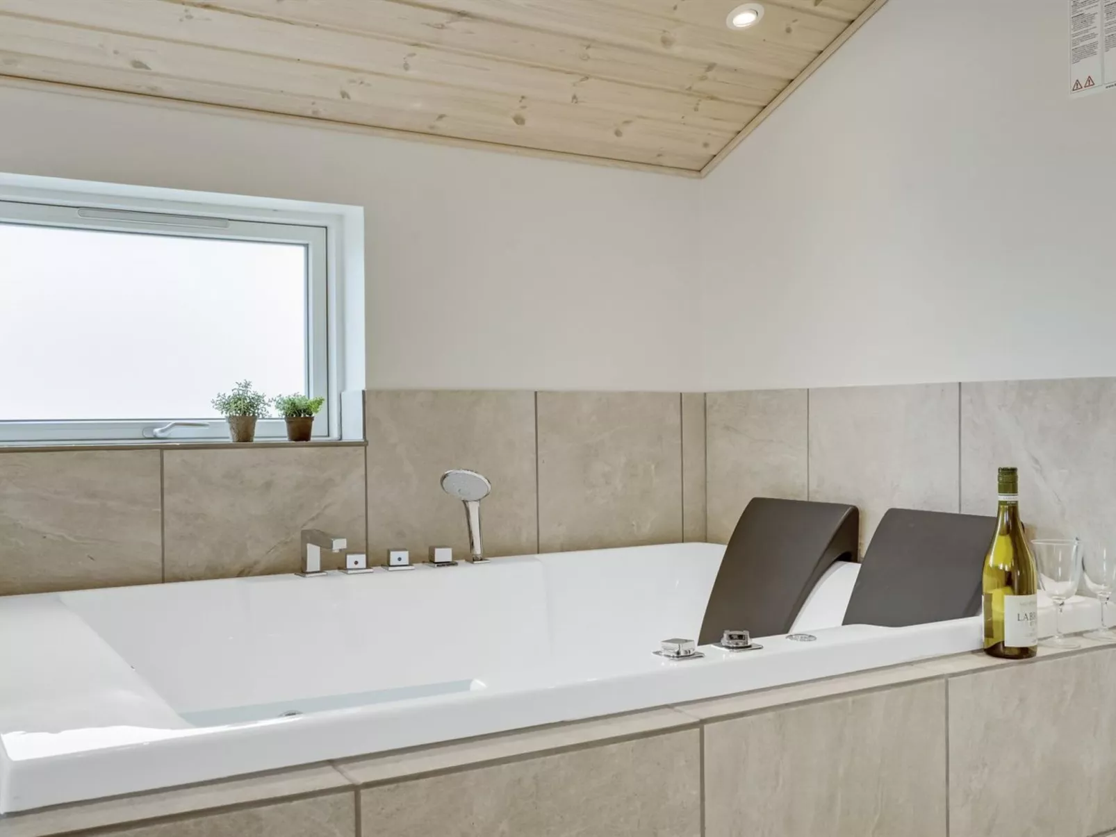 "Mavis" - 800m from the sea-Binnen