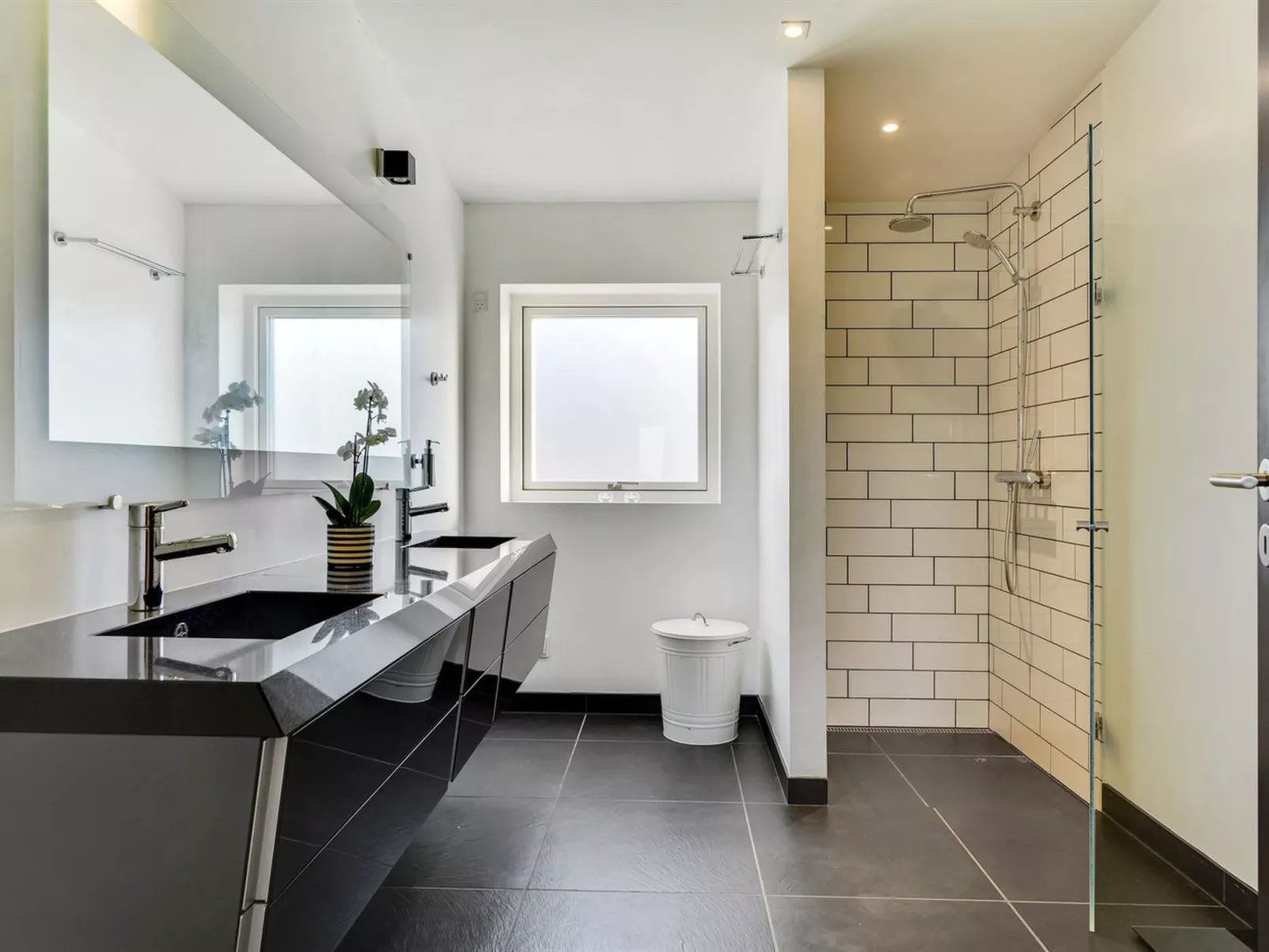 "Ermelinda" - 900m to the fjord-Binnen