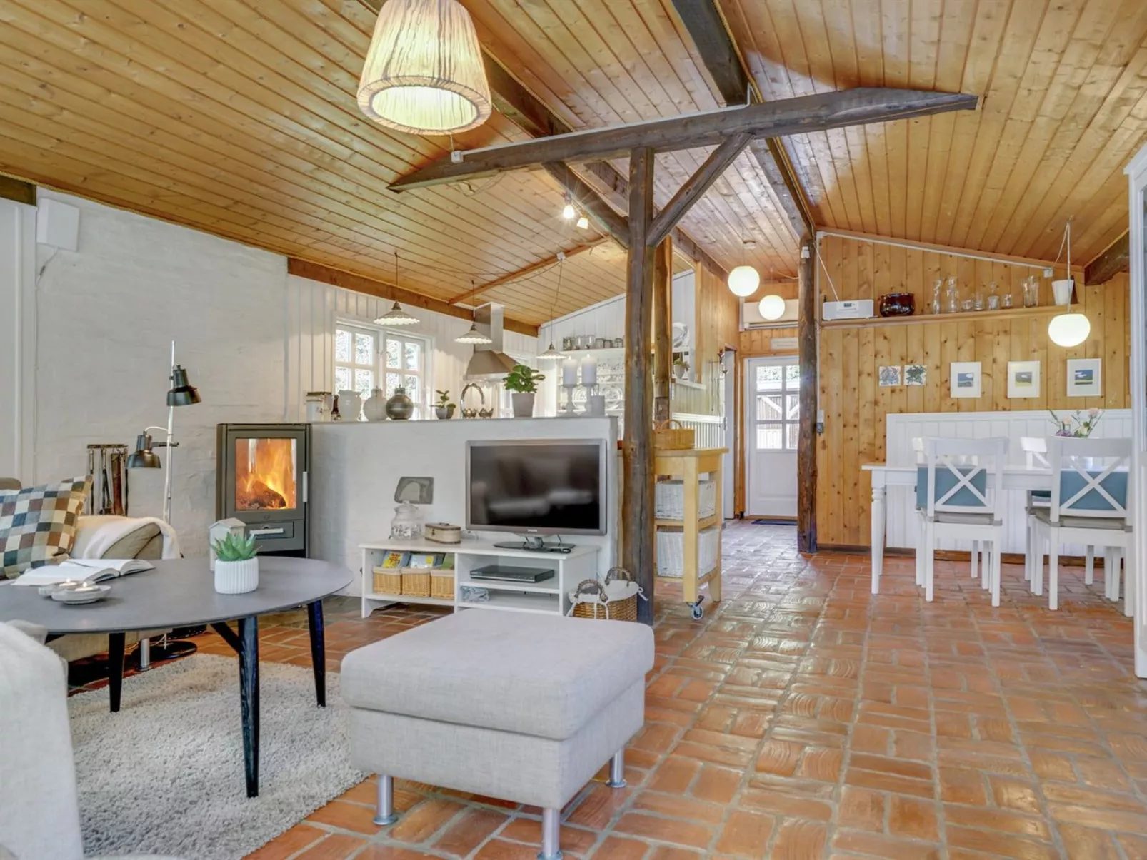 "Arnborg" - 2km from the sea-Binnen