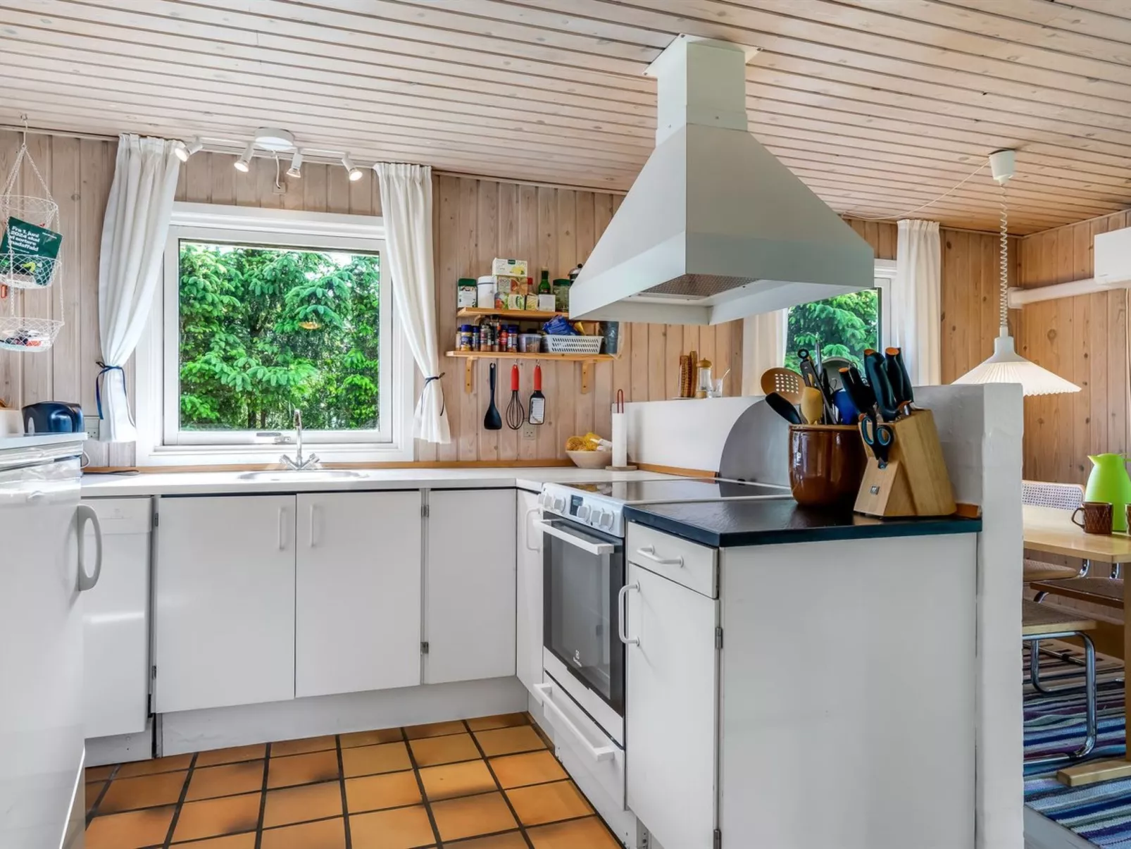 "Myrna" - 300m from the sea-Binnen