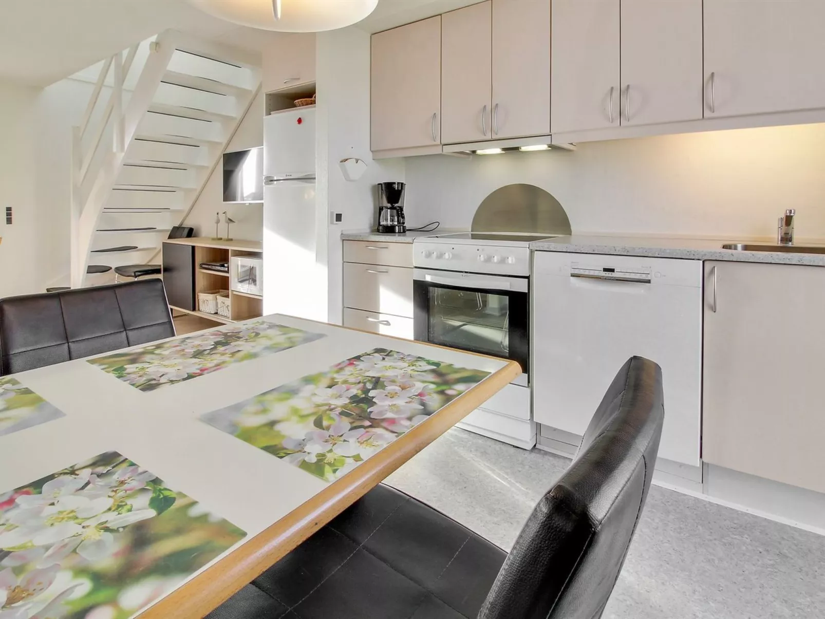 "Arabella" - 2.3km from the sea - Binnen