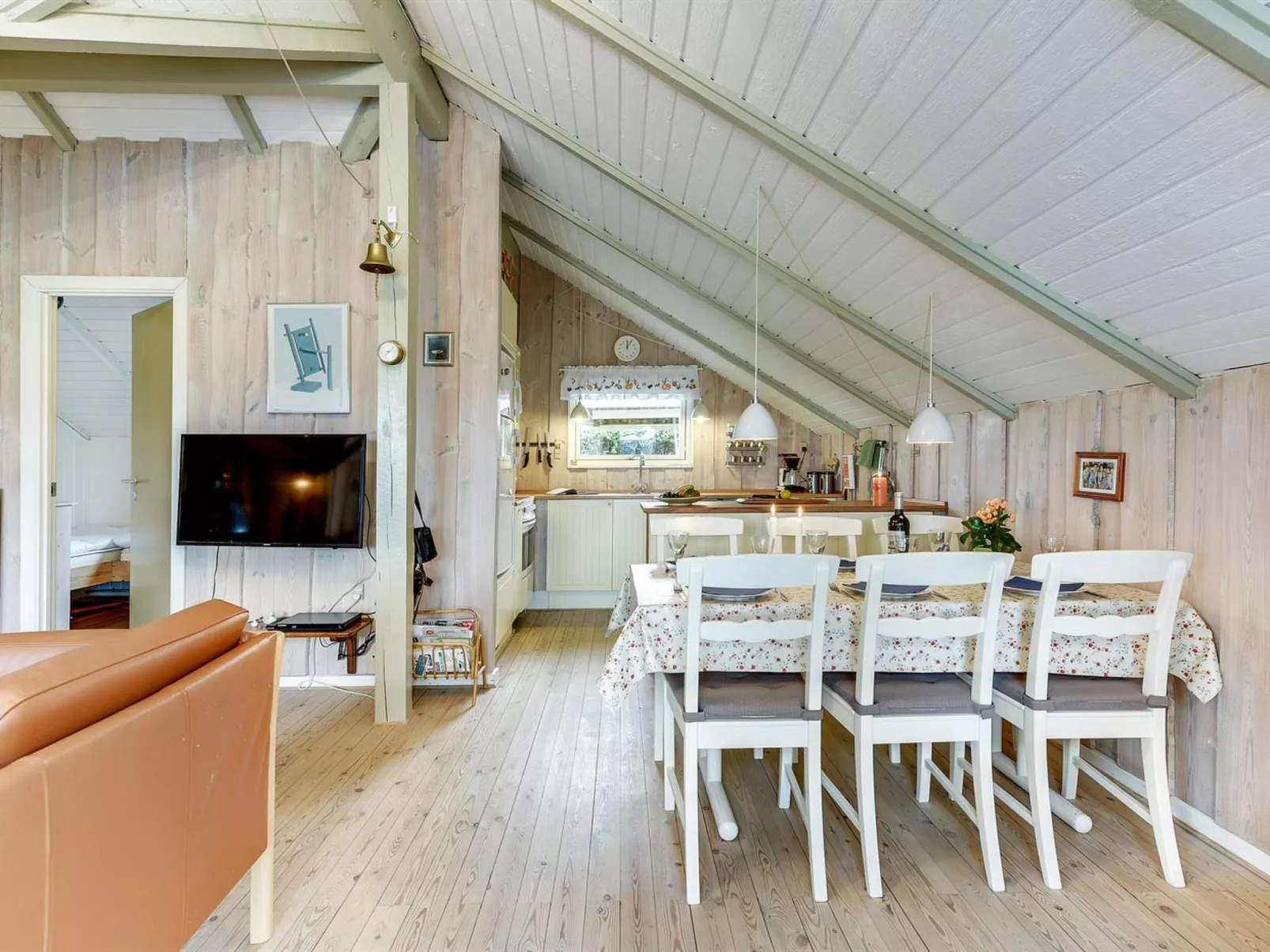 "Hjalmine" - 250m from the sea-Binnen