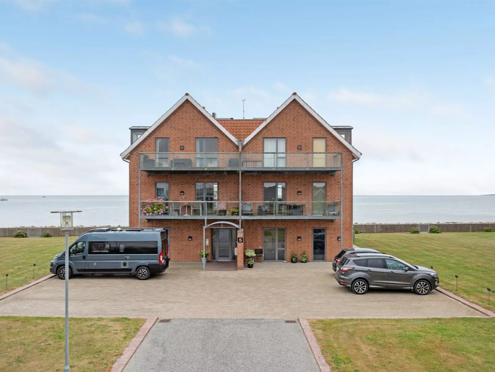 "Femme" - 15m from the sea-Buiten