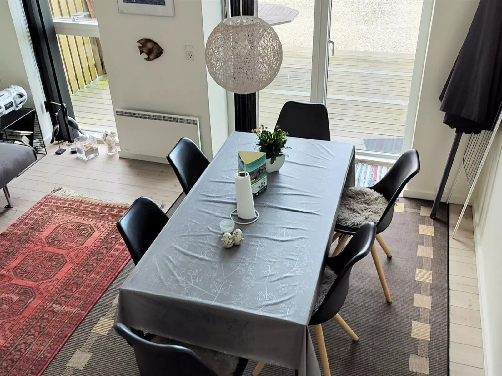 "Line" - 10m from the sea-Binnen