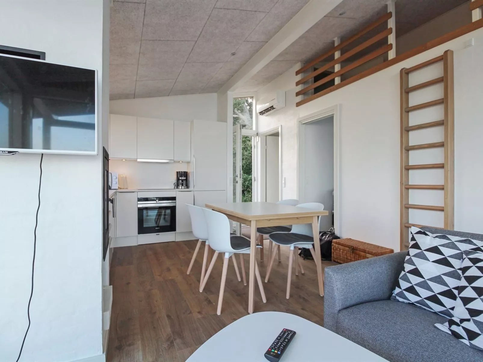 "Sasser" - 10m from the sea-Binnen