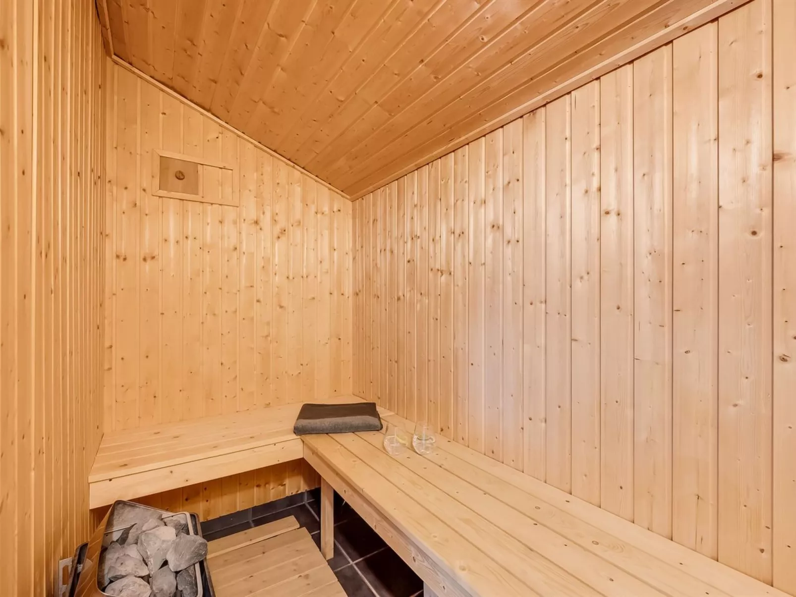 "Karlsefni" - 600m to the fjord-Binnen