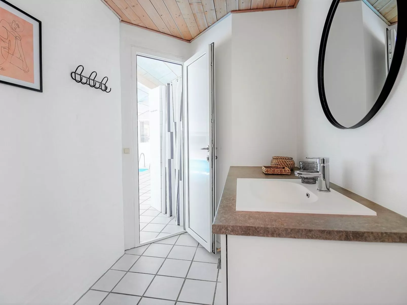 "Jensen" - 700m to the fjord-Binnen