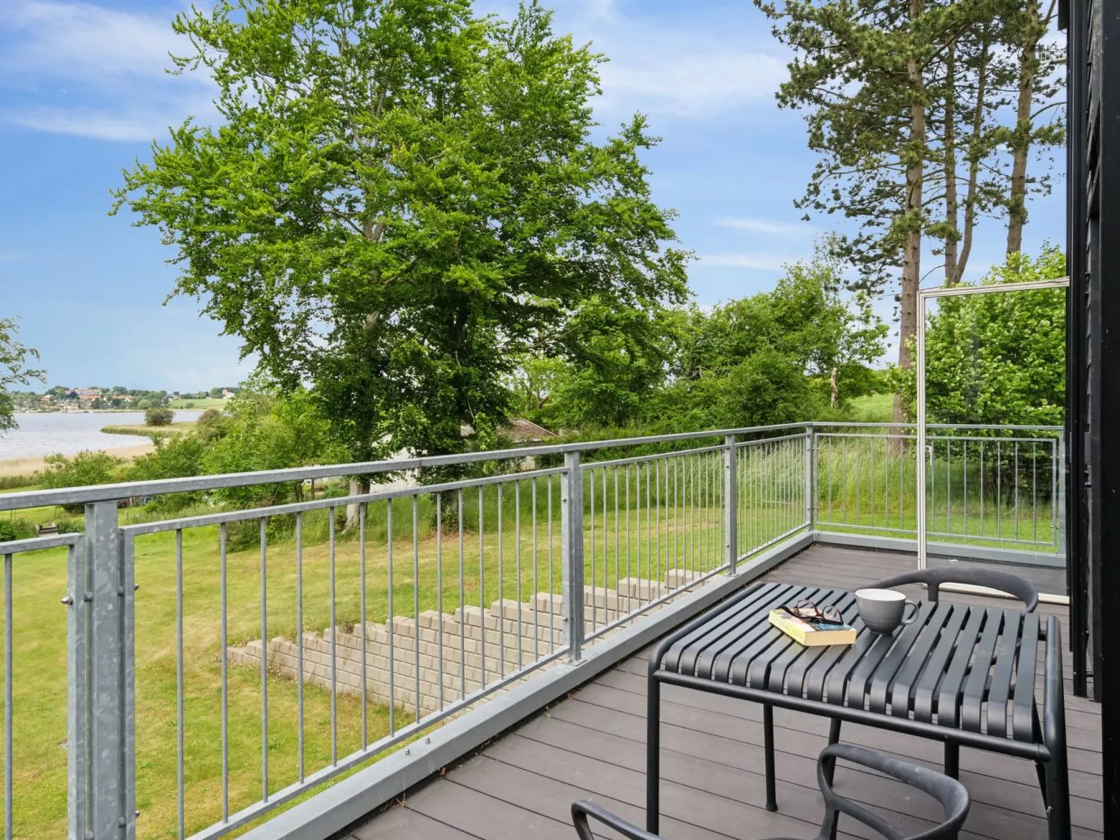 "Harka" - 100m to the fjord-Buiten