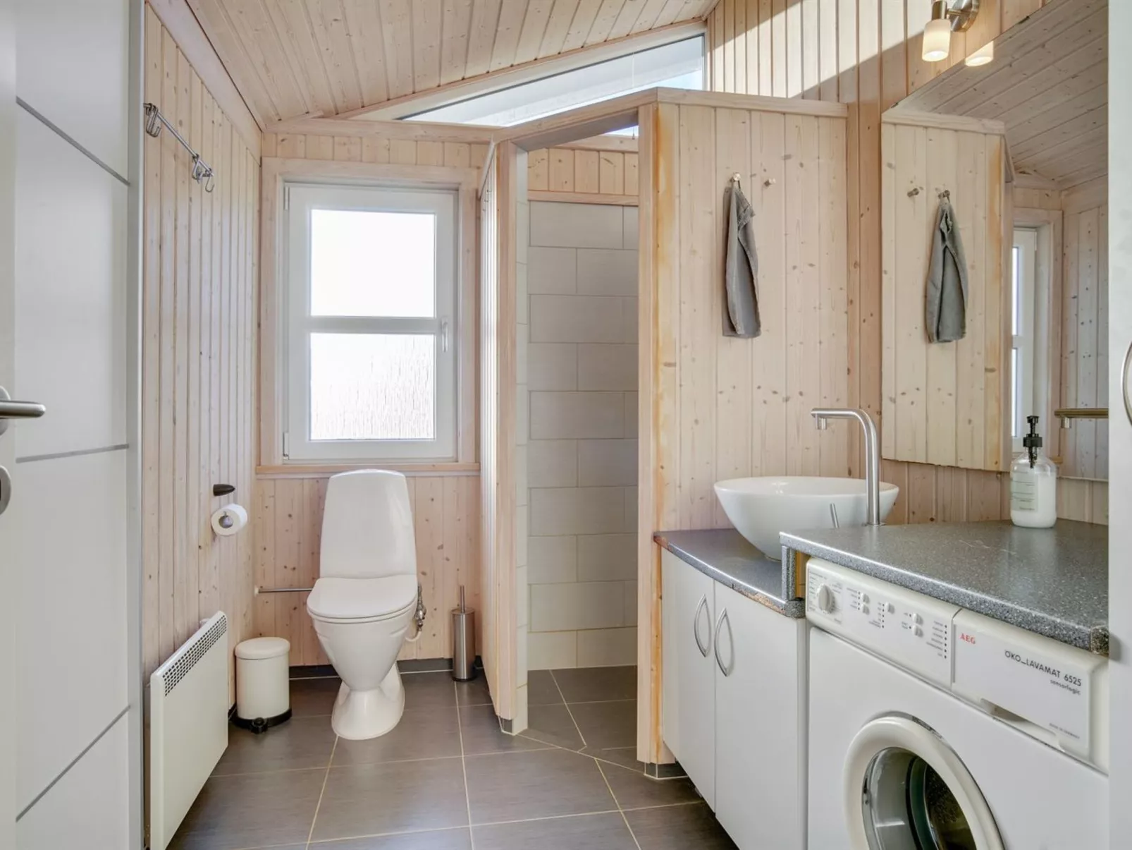 "Gun" - 450m from the sea-Binnen