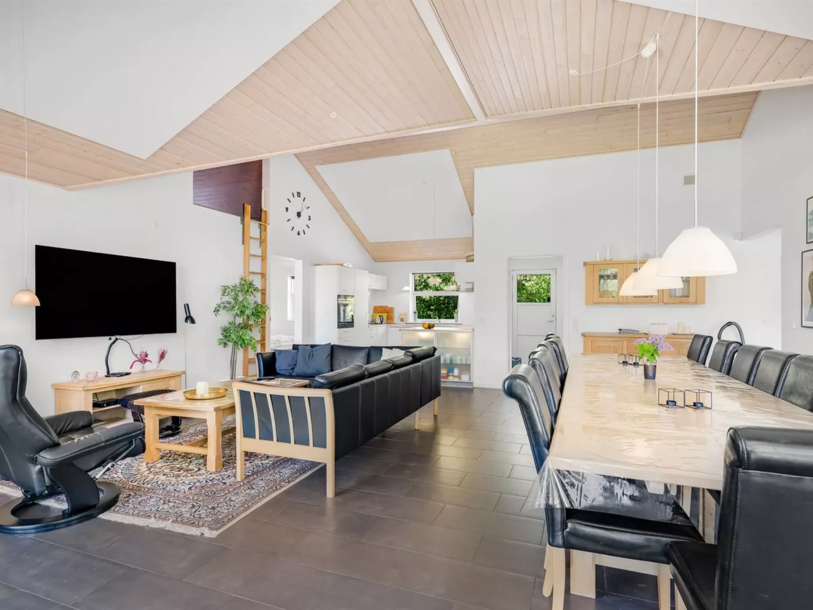 "Ahto" - 600m to the fjord-Binnen