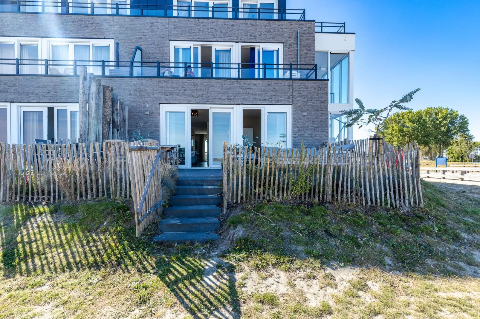 Luxe appartement Vista Maris 'Somaris' - Havenweg 8-50  Sint-Annaland-Terrasbalkon