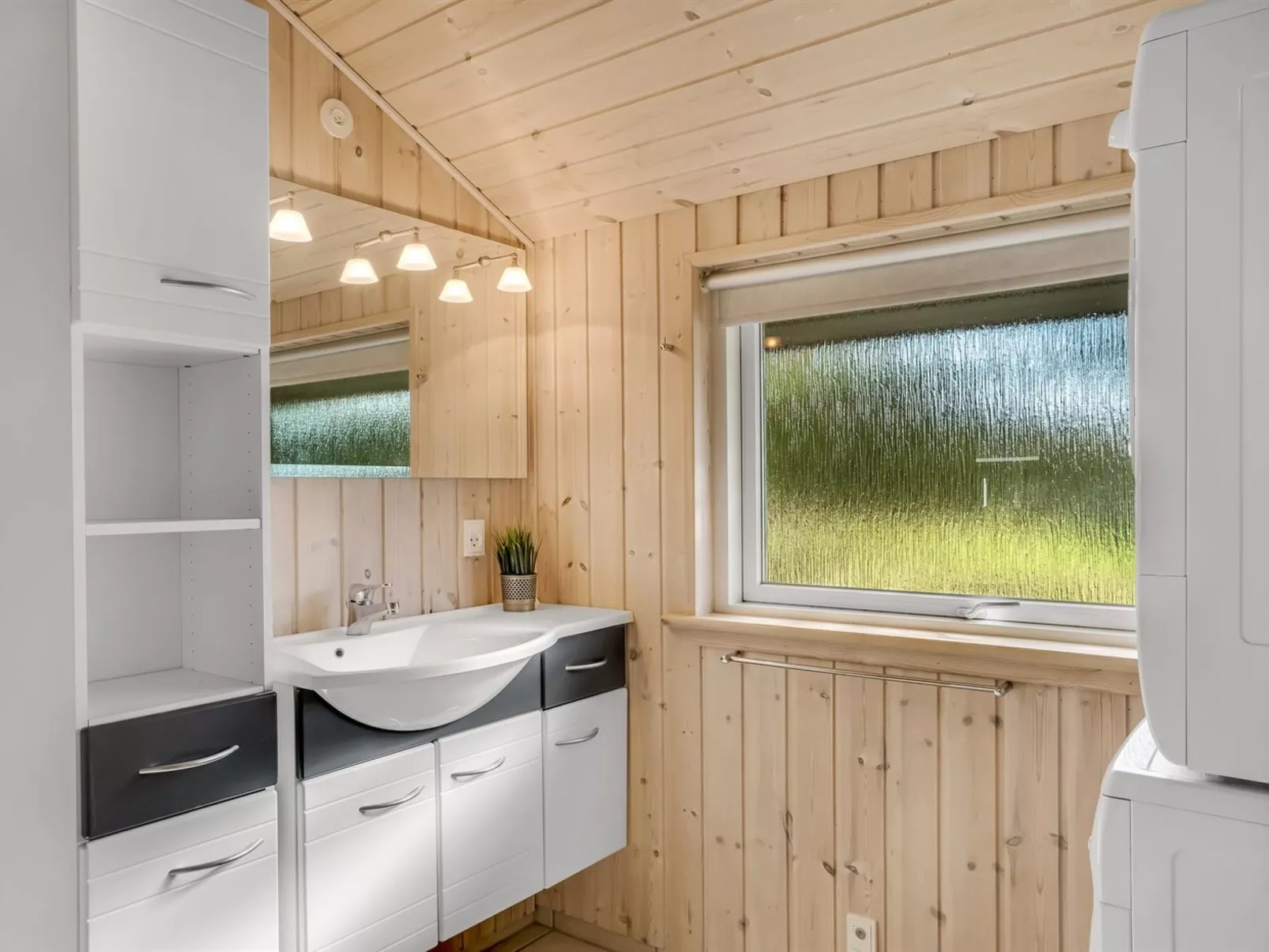 "Skrollan" - 200m to the fjord-Binnen