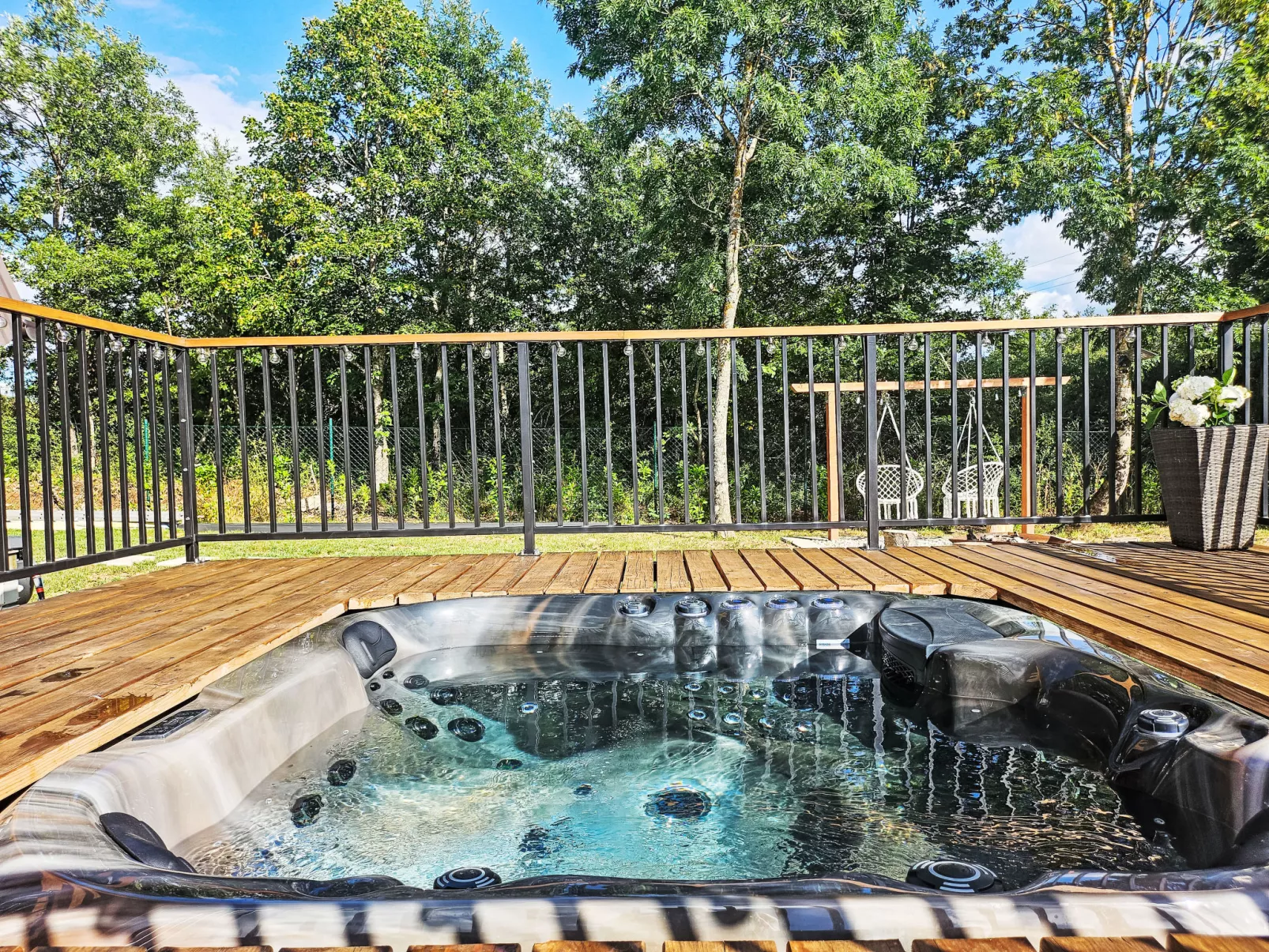 Tomina Koliba Lika-Buiten