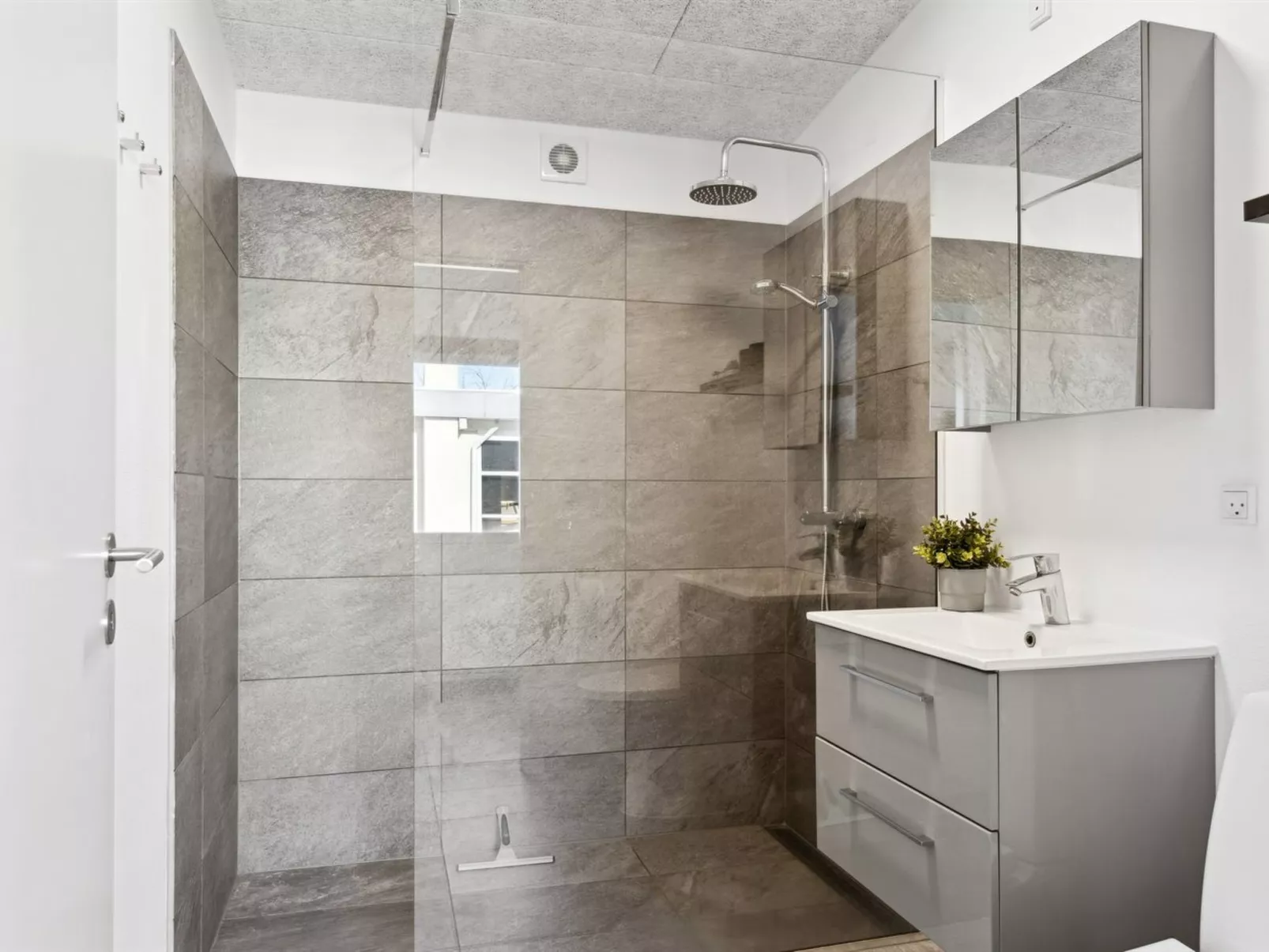 "Sebine" - 200m from the sea-Binnen