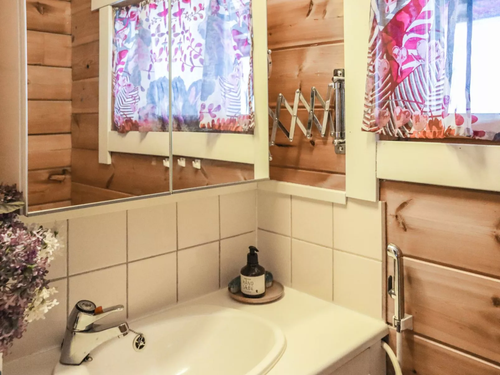 Hyrynpirtti mökki-Binnen