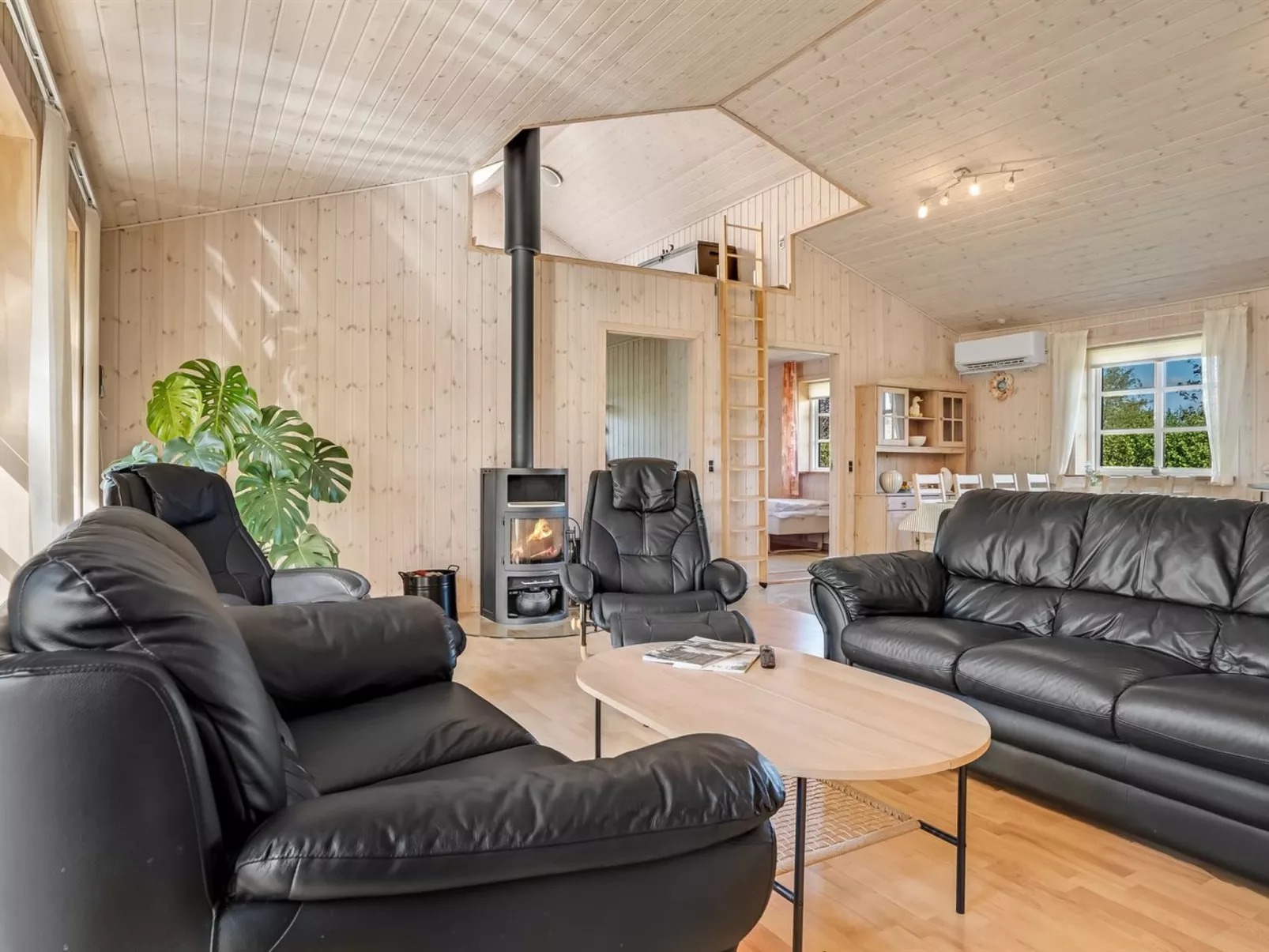 "Elsabet" - 600m to the fjord-Binnen