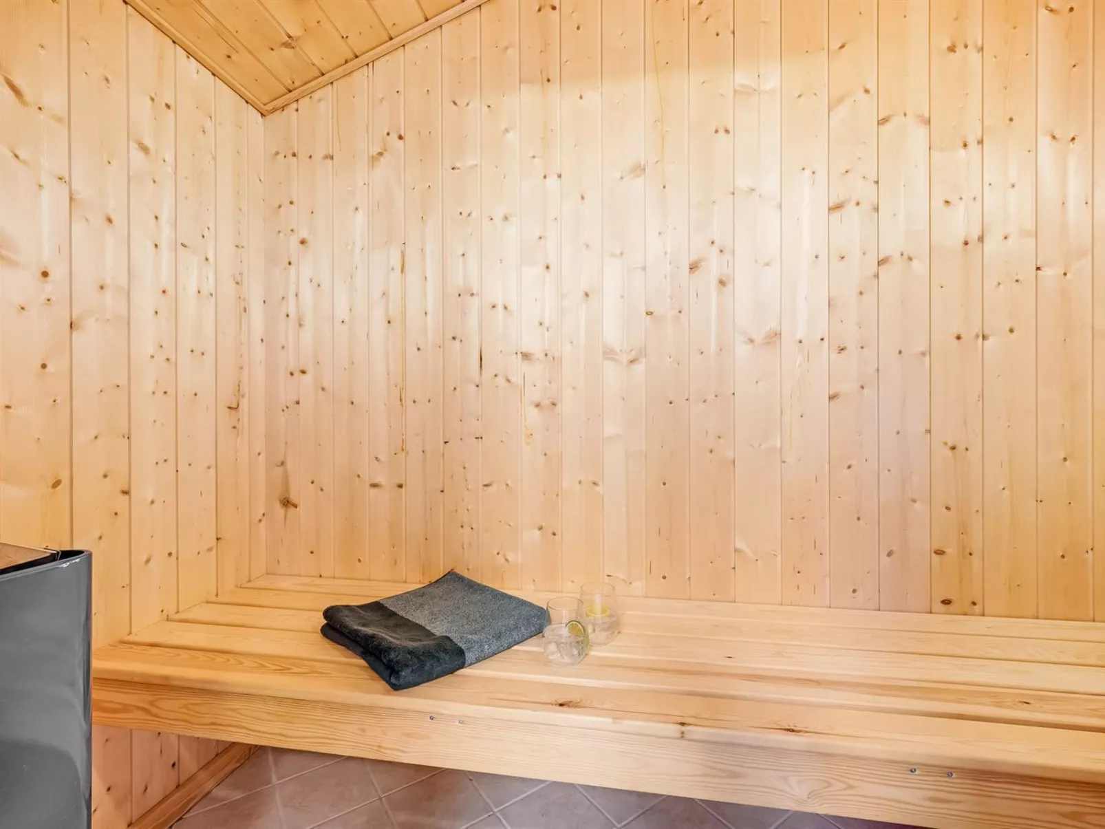 "Seba" - 1km to the fjord-Binnen