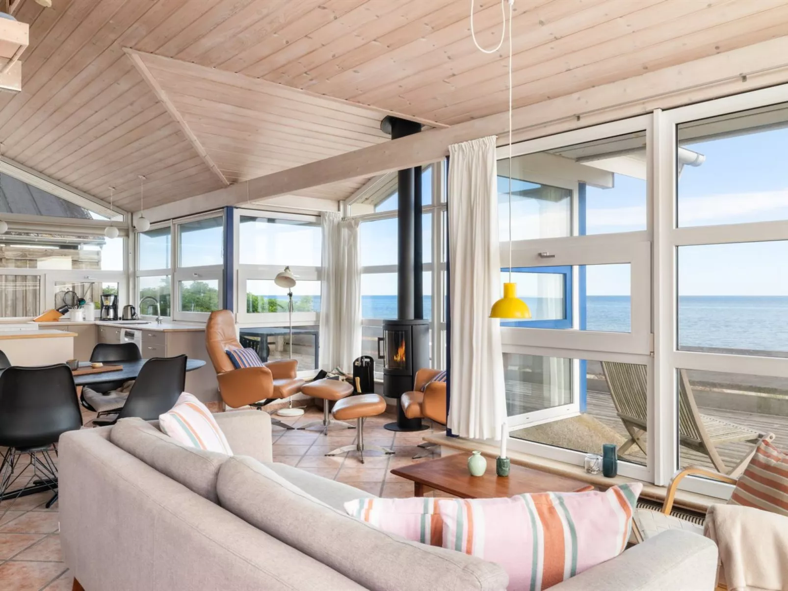 "Amila" - 10m from the sea-Binnen