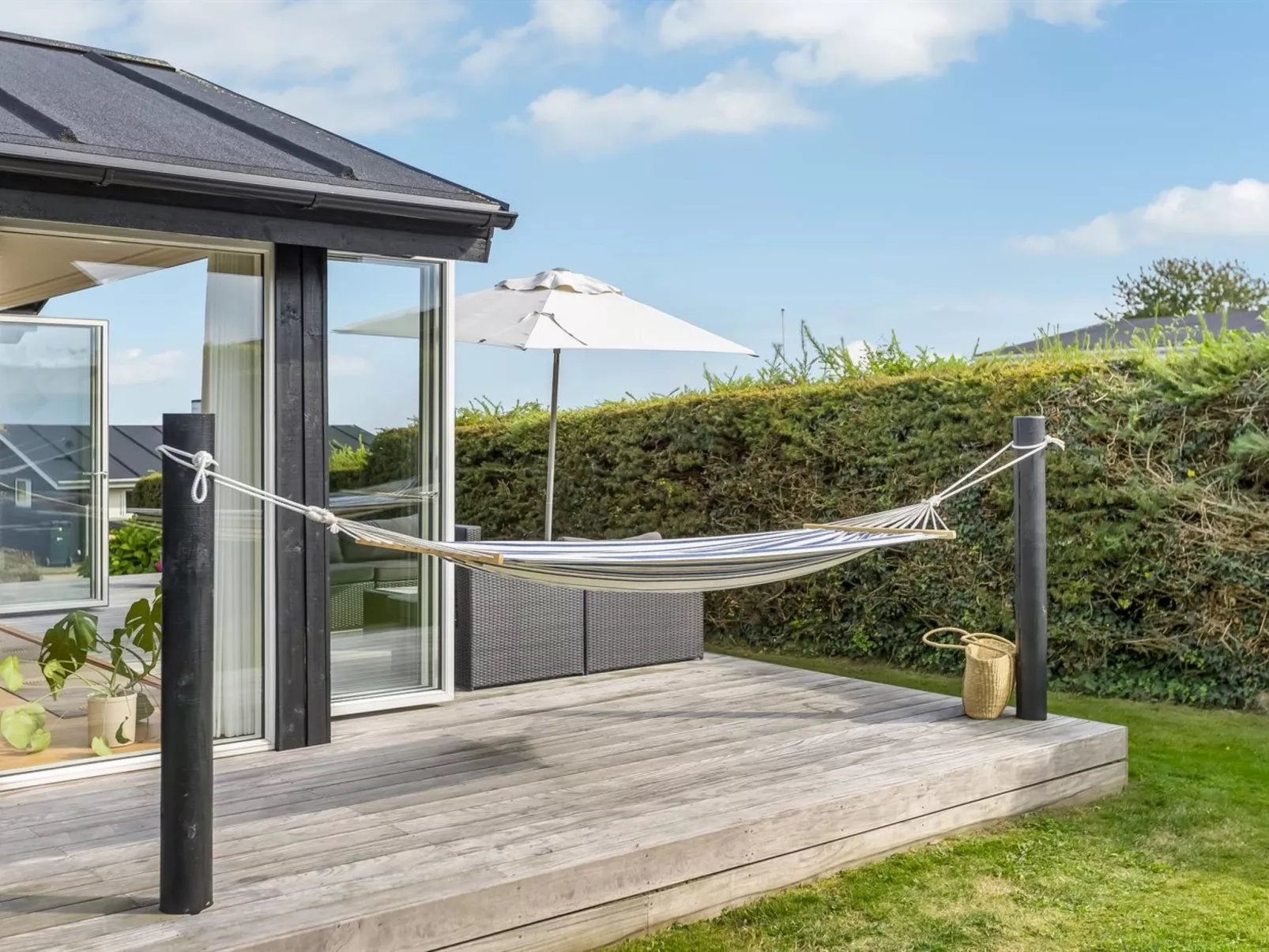 "Hubertina" - 75m from the sea-Buiten