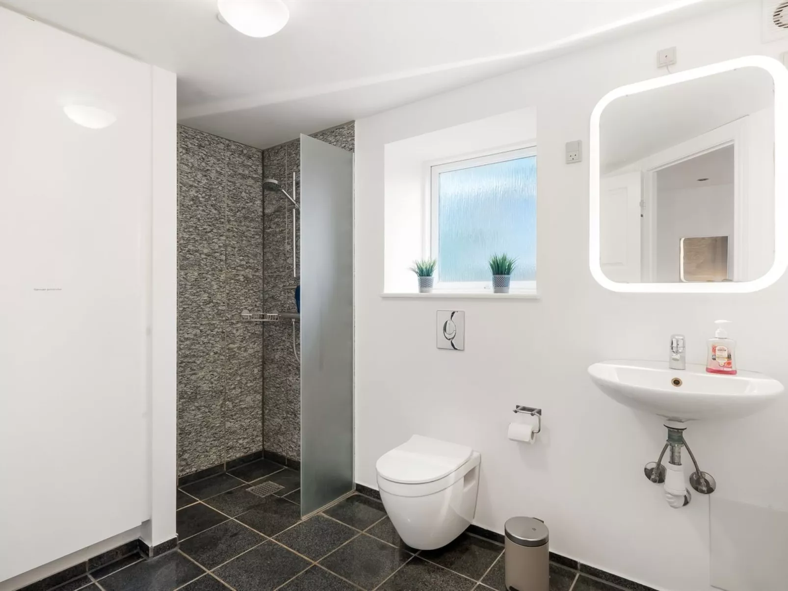 "Raika" - 25m to the fjord-Binnen