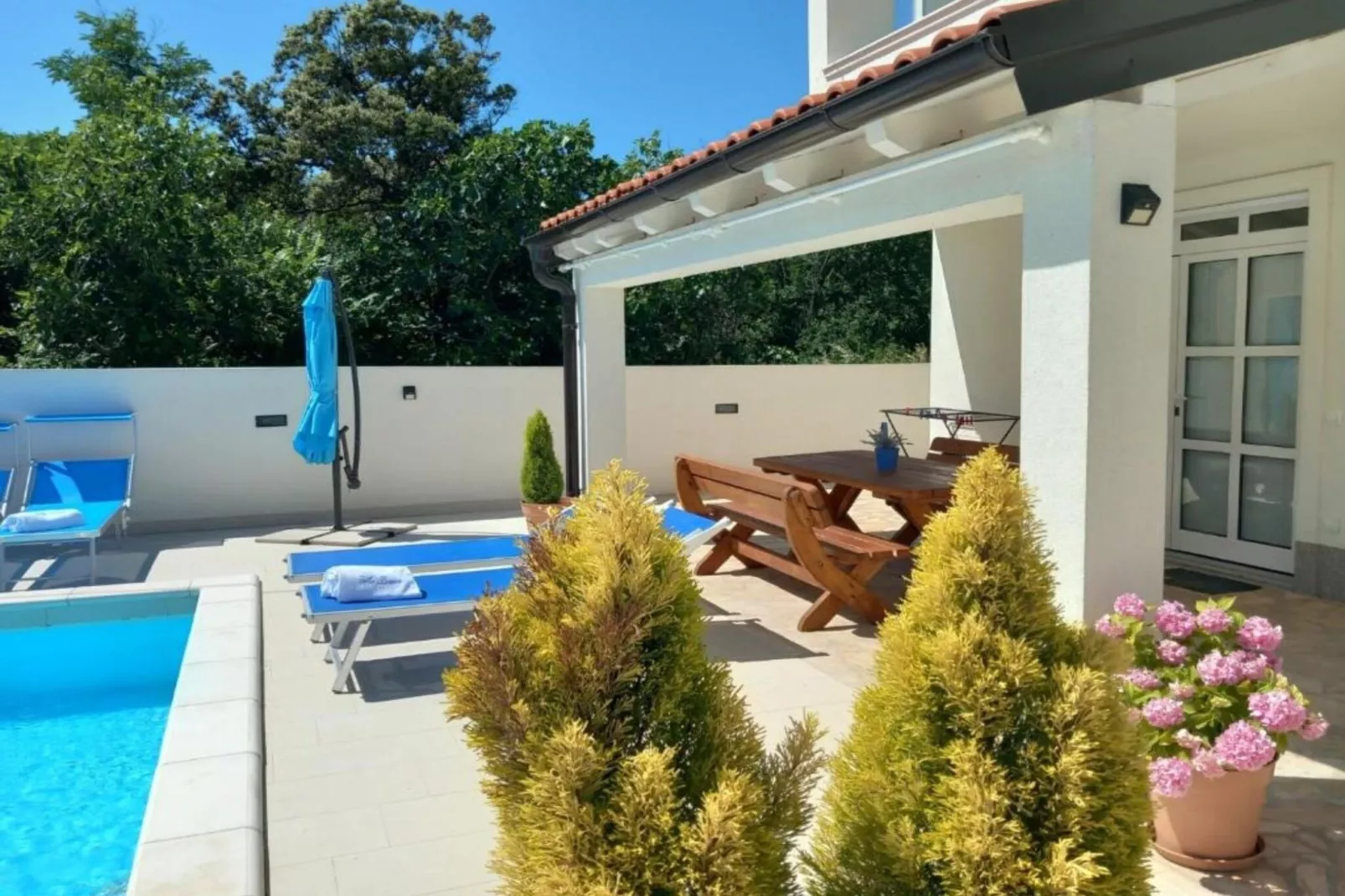 Two Bedroom Apartment With Private Pool-Buitenlucht