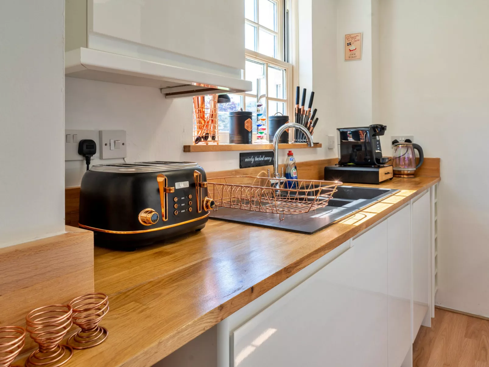 Nicely Tucked Away Cottage-Binnen