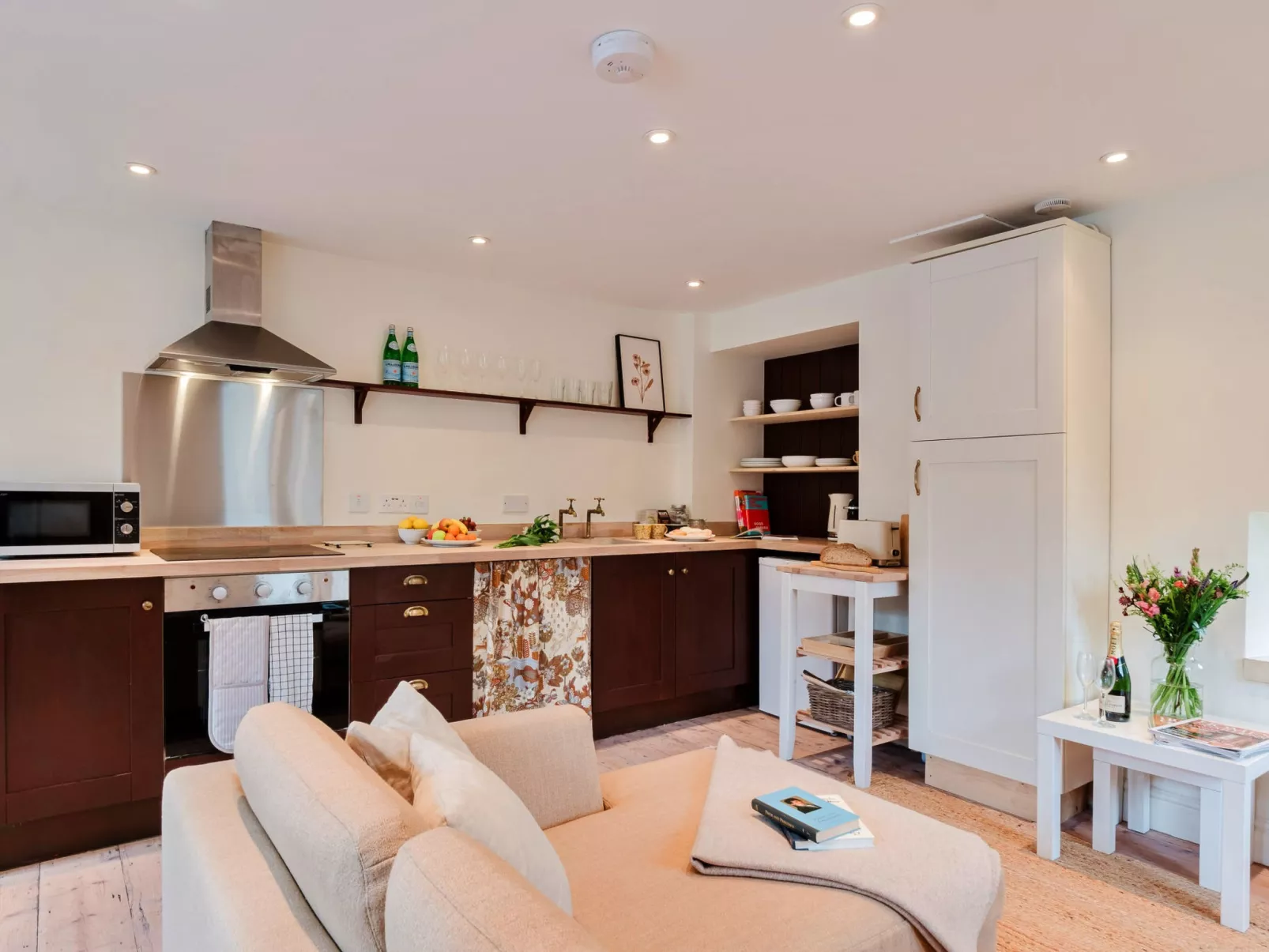 Courtside Cottage-Binnen