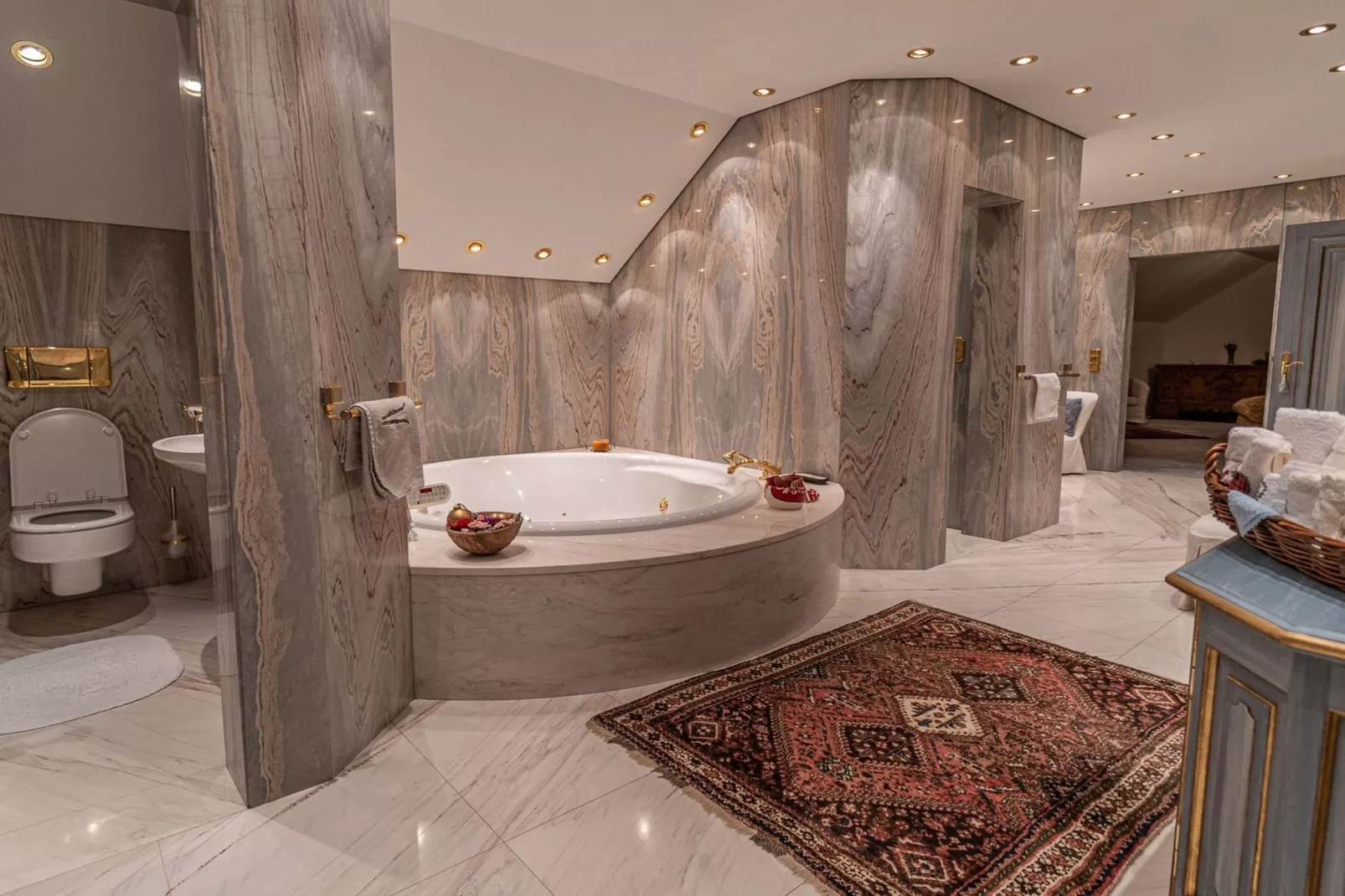 Bad Kleinkirchheim Lush and Spacious Villa with Indoor Pool and Wellness - Seven Bedroom Villa-Badkamer