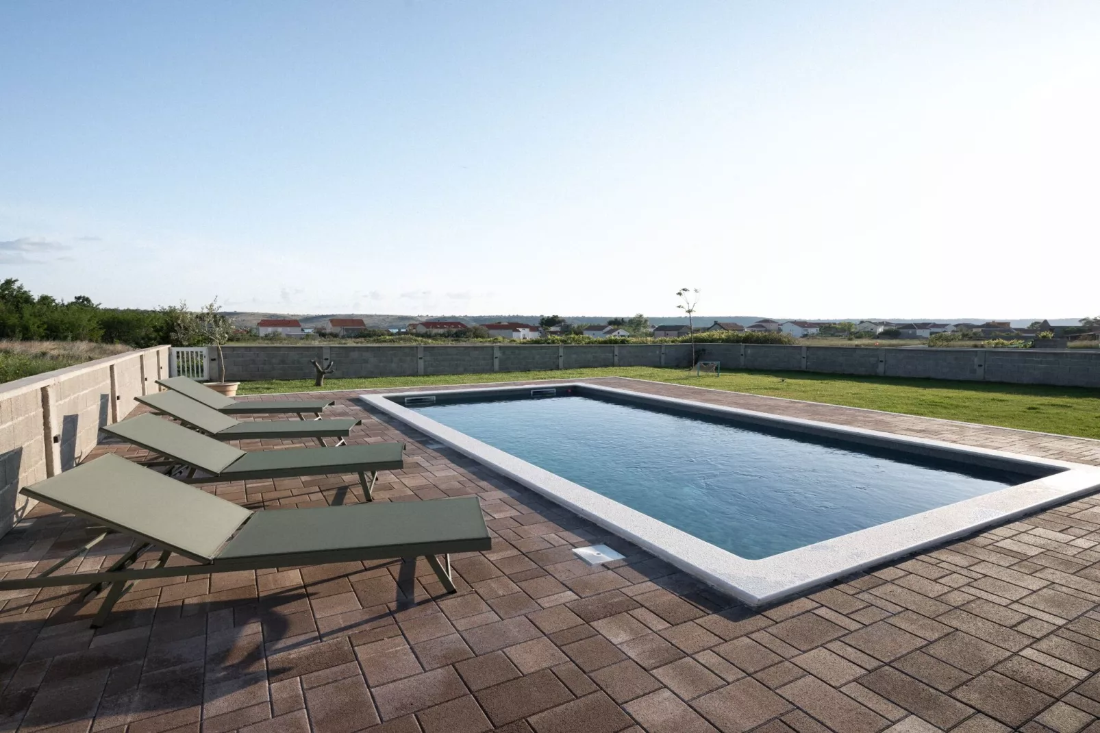 Three-Bedroom House-Zwembad