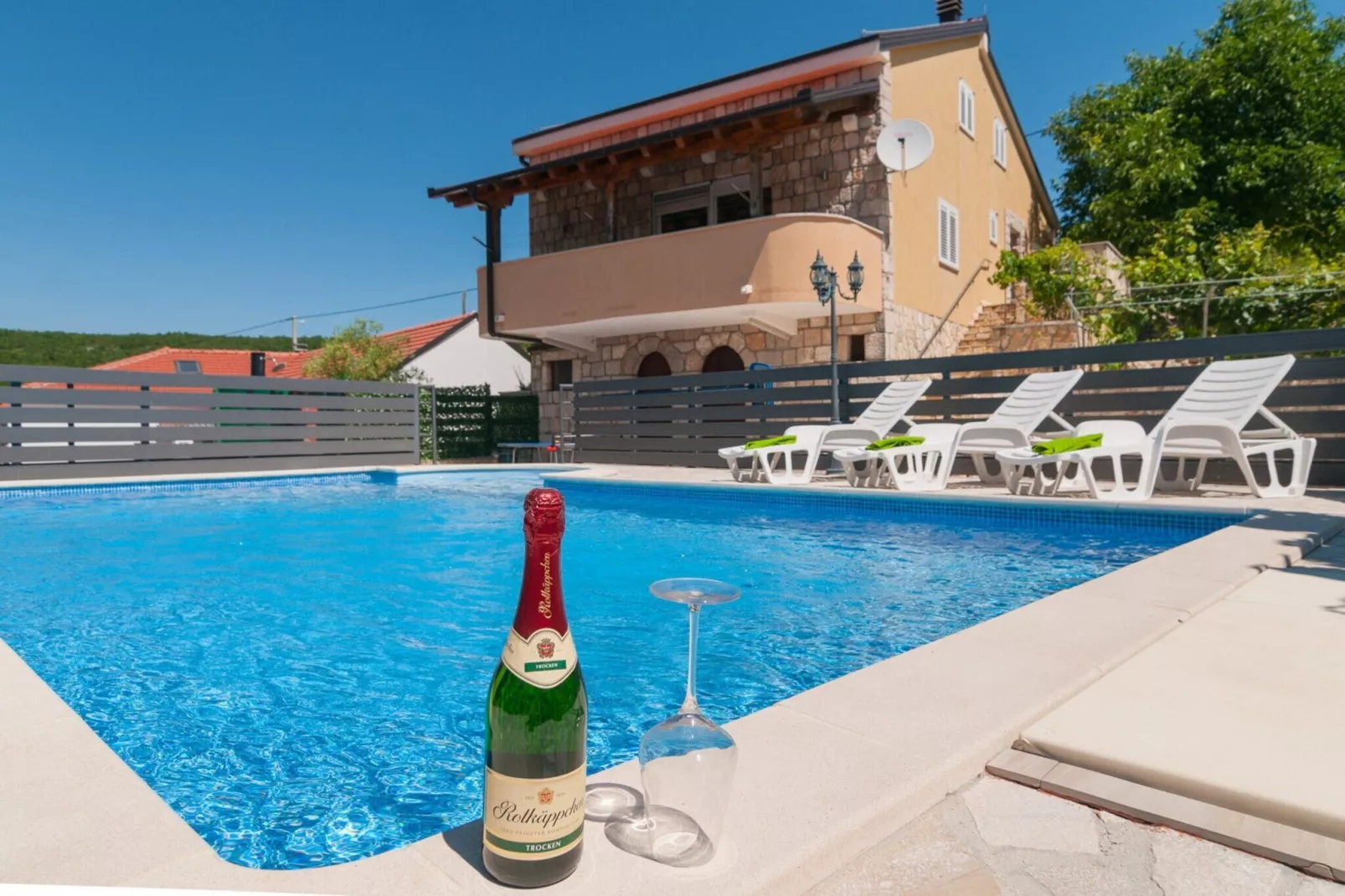 Five-Bedroom Home-Zwembad