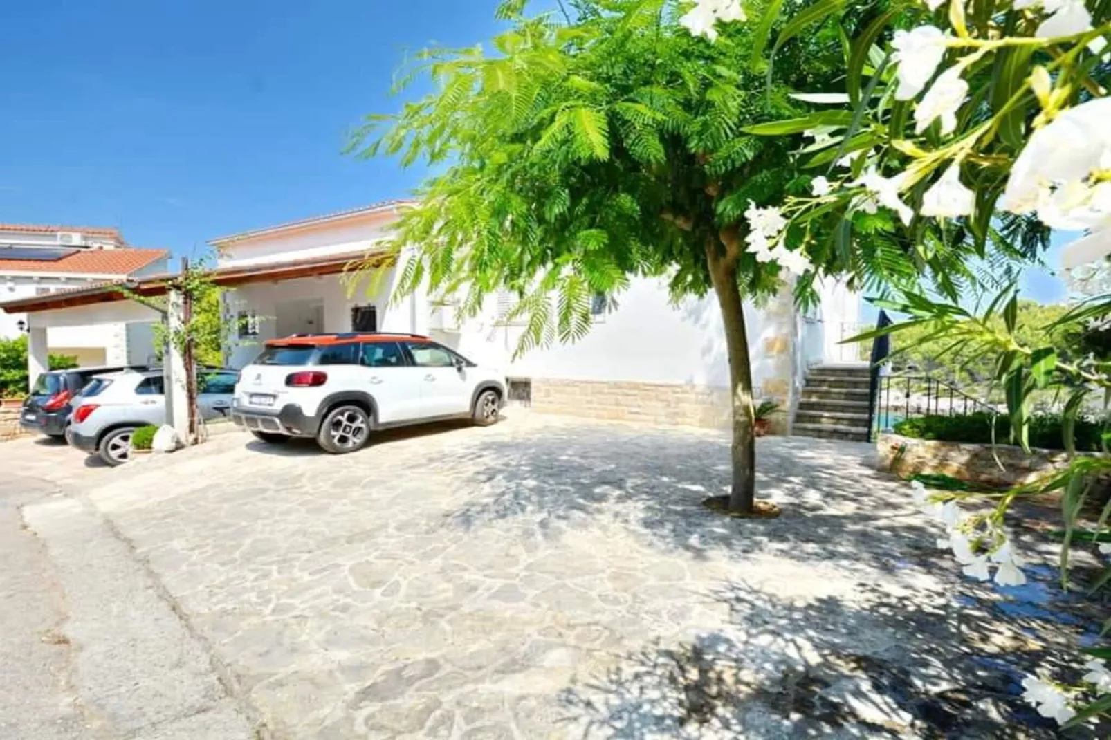 One-Bedroom Apartment (Lovor)-Buitenlucht