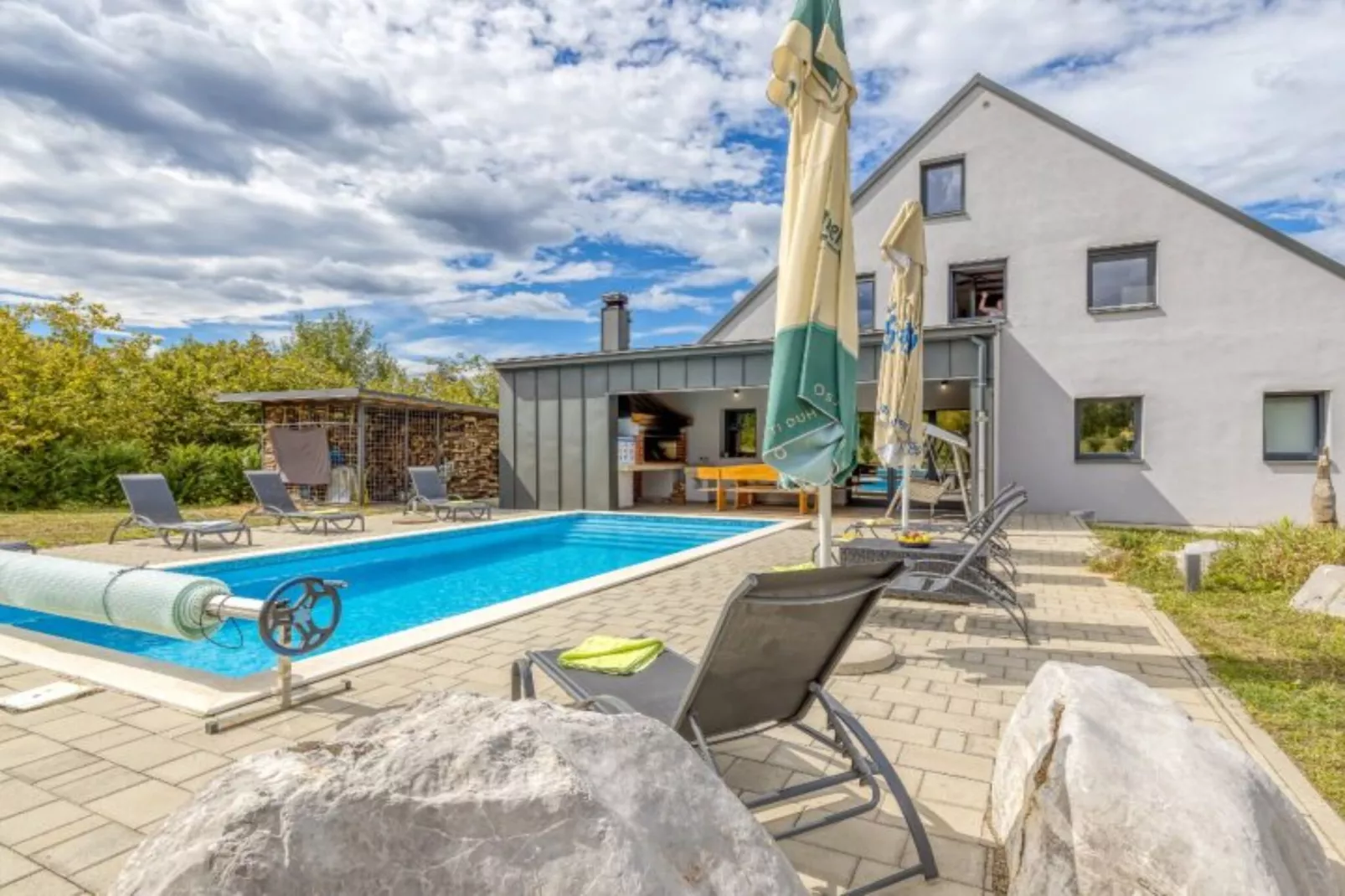 Four Bedroom Holiday House Mali Raj with Pool-Buitenlucht