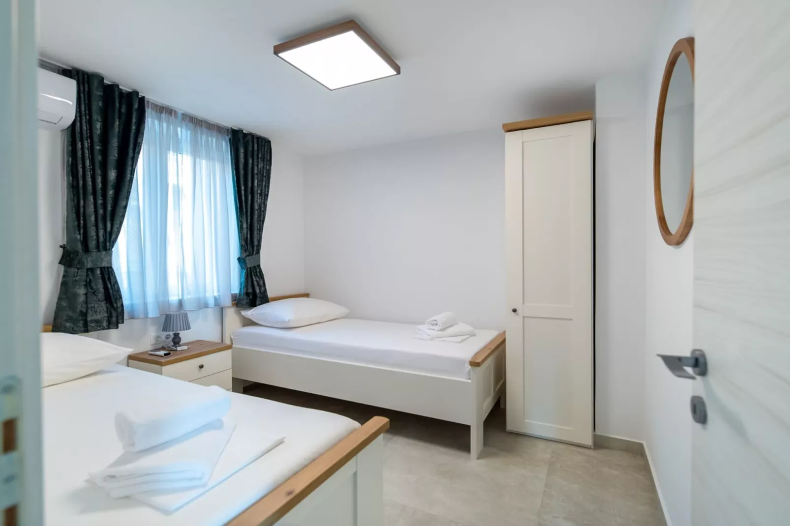 Apartments Sweet Escape - Two Bedroom Apartment with Terrace and Sea View-Slaapkamer