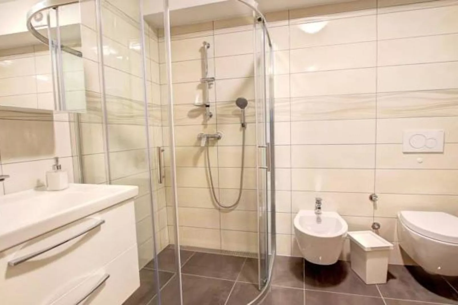 Stylish Retreat with BBQ and Modern Amenities near Terme - Three Bedroom Apartment-Badkamer